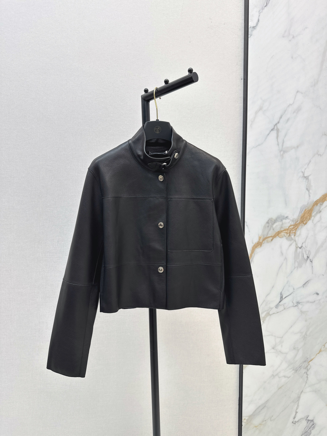 NO:472836,With dust bag Her 25Ss———The latest modern and handsome stand-up collar jacket in autumn and winter, top-grade leather, super delicate minimalist handmade oil edge craft design, white and rich beauty must be fashionable, silhouette style cut versatile, not picky, super positive, imported hardware accessories, one-color spot sale sml,, jackets & coats, alexander wang19860909配防尘袋Her 25Ss————秋冬最新款摩登帅气立领外套顶级皮质超级细腻 极简主义手工油边工艺设计 白富美必入时髦单品 廓形版型剪裁百搭不挑人上身超级正 进口五金配件 一色现货发售sml,,jackets & coats,alexander wang,Women's clothing