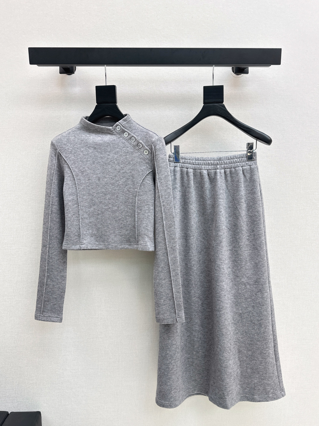 NO:472833,Must-have for daily casual, fashionable and niche design 25Ss————The latest high-end minimalist casual style suit for autumn and winter, stand-up collar short base + elastic skirt, casual and comfortable, yet exquisite and fashionable, the upper body shows right-angled shoulders, body proportions, one set of brainlessness Get fashionable, one set of one color is available for sale in stock, sml, skirts, alexander wang19860909日常休闲必备 时髦小众设计 25Ss————秋冬最新款高级极简风休闲套装 立领小短款打底+松紧半裙 休闲舒适的同时又不失精致时髦感 上身显直角肩 显身材比例感 一套出街无脑Get时髦 一套出 一色现货发售sml,,skirts,alexander wang,Women's clothing