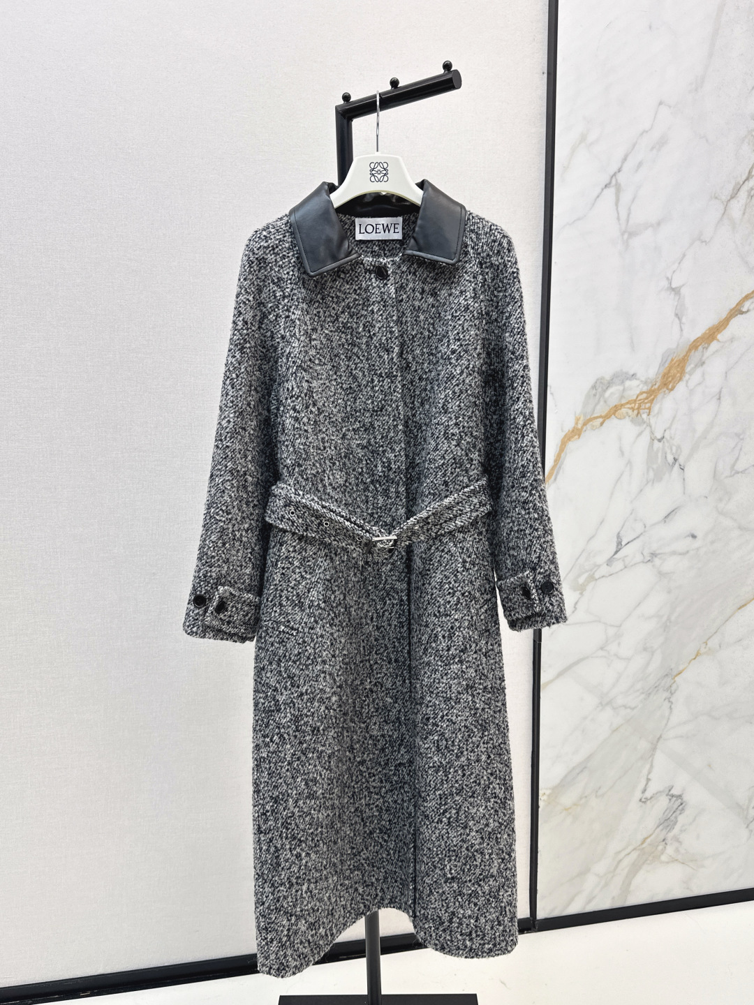 NO:472825,With dust bag Loe 25Ss————The latest contrasting lapel long coat with autumn and winter, high-end versatile series, customized double-sided logo wool material, soft and delicate, pure handmade craftsmanship, classic long H-style style is not picky for people, super high-end warm and slim, one-color color is available in stock, sml, loewe, alexander wang19860909配防尘袋Loe 25Ss————秋冬最新款撞色翻领长款大衣高级百搭系列 定制双面logo羊毛材质手感软糯细腻纯手工制作工艺 经典长款H版型不挑人上身超高级保暖又显瘦 一色色现货发售sml,,loewe,alexander wang,Women's clothing