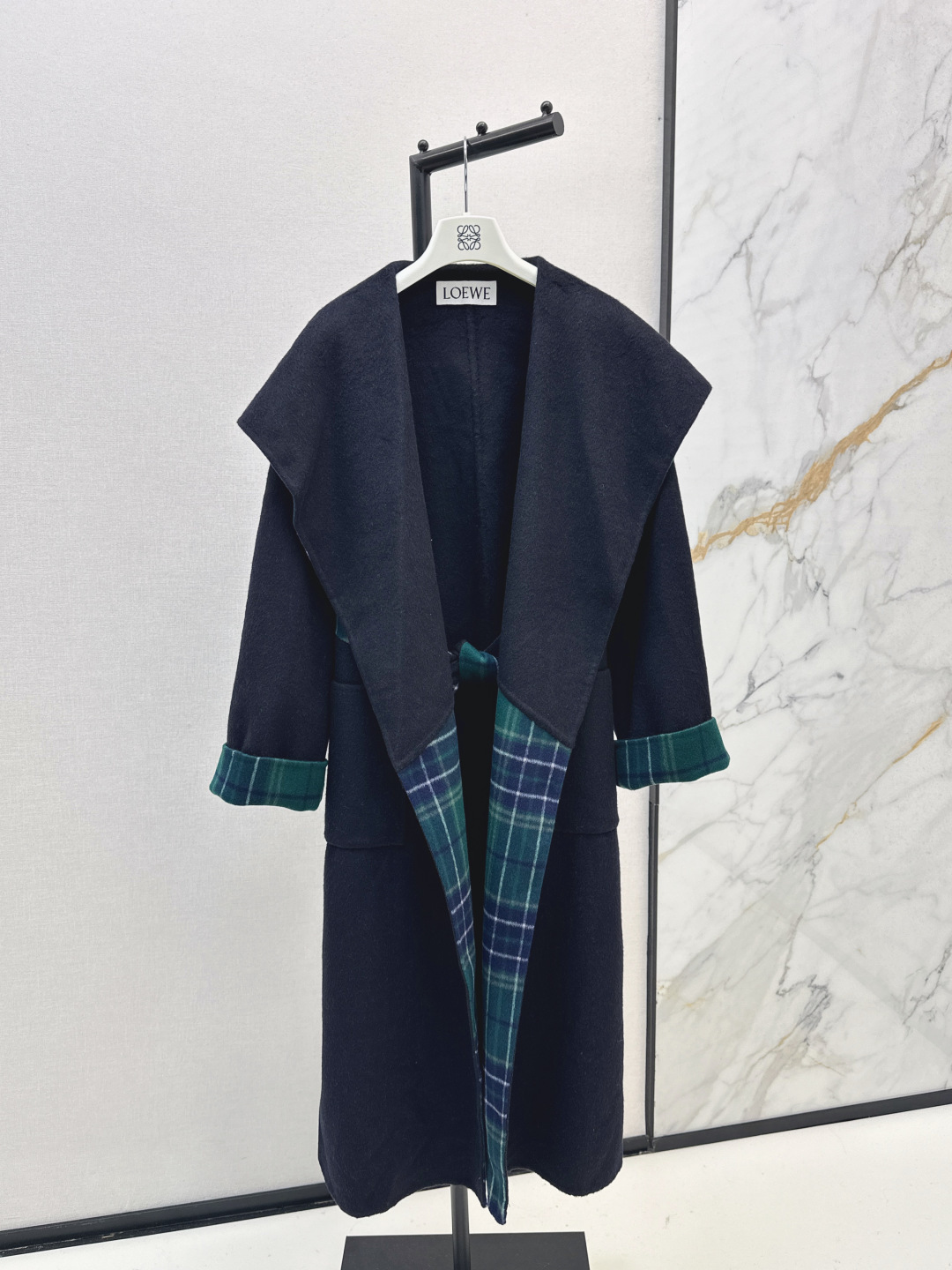 NO:472844,The same style as Yang Chaoyue with dust bag Loe 25Ss———The latest scribing double-sided wool long coat with autumn and winter, high-end versatile series, customized double-sided wool material, soft and delicate, pure handmade craftsmanship, classic long H-style style is not picky for people, super high-end warm and slim, one-color spot on sale, sml, loewe, alexander wang19860909配防尘袋杨超越同款 Loe 25Ss————秋冬最新款拼接格纹双面羊毛长款大衣高级百搭系列 定制双面羊毛材质手感软糯细腻纯手工制作工艺 经典长款H版型不挑人上身超高级保暖又显瘦 一色现货发售sml,,loewe,alexander wang,Women's clothing