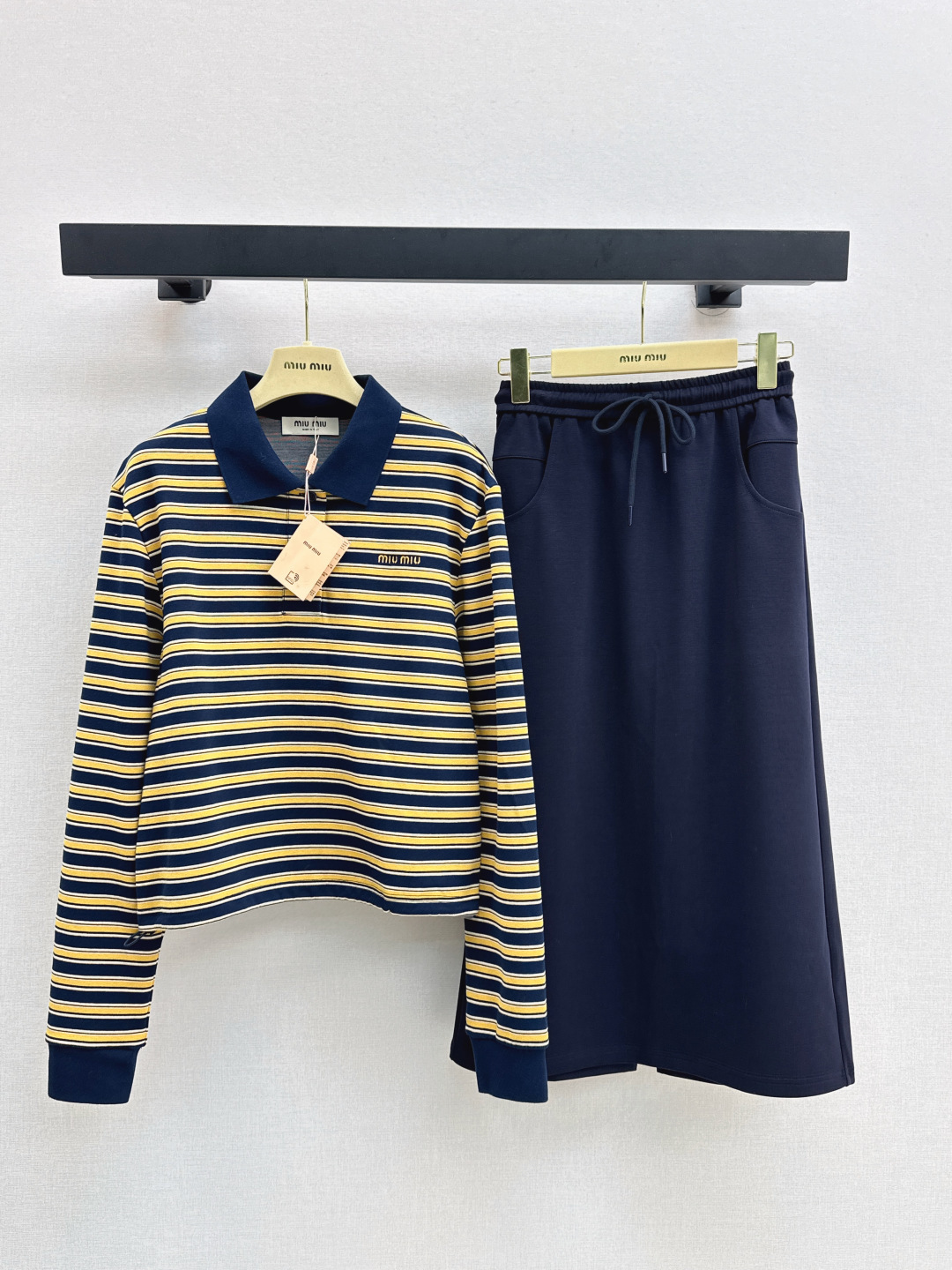 NO:472841,Miu 25Ss———The latest striped casual suit for autumn and winter, lapel striped polo shirt + elastic waist skirt, Ke AKI Sa style, daily commuting wear is very OK, unique design, richer layering, full of small details, too much points, one set, two colors are available for sale in stock,, miumiu, skirts, alexander wang19860909Miu 25Ss————秋冬最新款条纹休闲套装 翻领条纹polo衫+松紧腰半裙 可A可飒的风格 日常通勤穿什么的都是很OK的 设计独特 层次感更加丰富 满满小细节太加分了 一套出 两色现货发售sml,,miumiu,skirts,alexander wang,Women's clothing