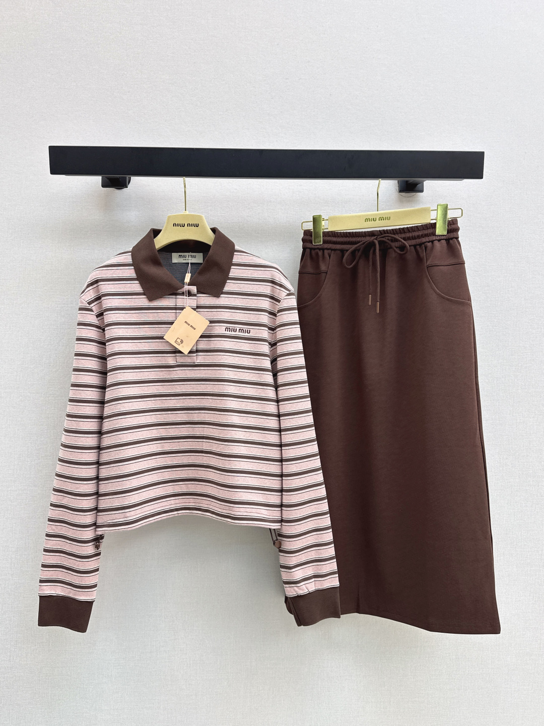 NO:472838,Miu 25Ss———The latest striped casual suit for autumn and winter, lapel striped polo shirt + elastic waist skirt, Ke AKI Sa style, daily commuting wear is very OK, unique design, richer layering, full of small details, too much points, one set, two colors are available for sale in stock,, miumiu, skirts, alexander wang19860909Miu 25Ss————秋冬最新款条纹休闲套装 翻领条纹polo衫+松紧腰半裙 可A可飒的风格 日常通勤穿什么的都是很OK的 设计独特 层次感更加丰富 满满小细节太加分了 一套出 两色现货发售sml,,miumiu,skirts,alexander wang,Women's clothing