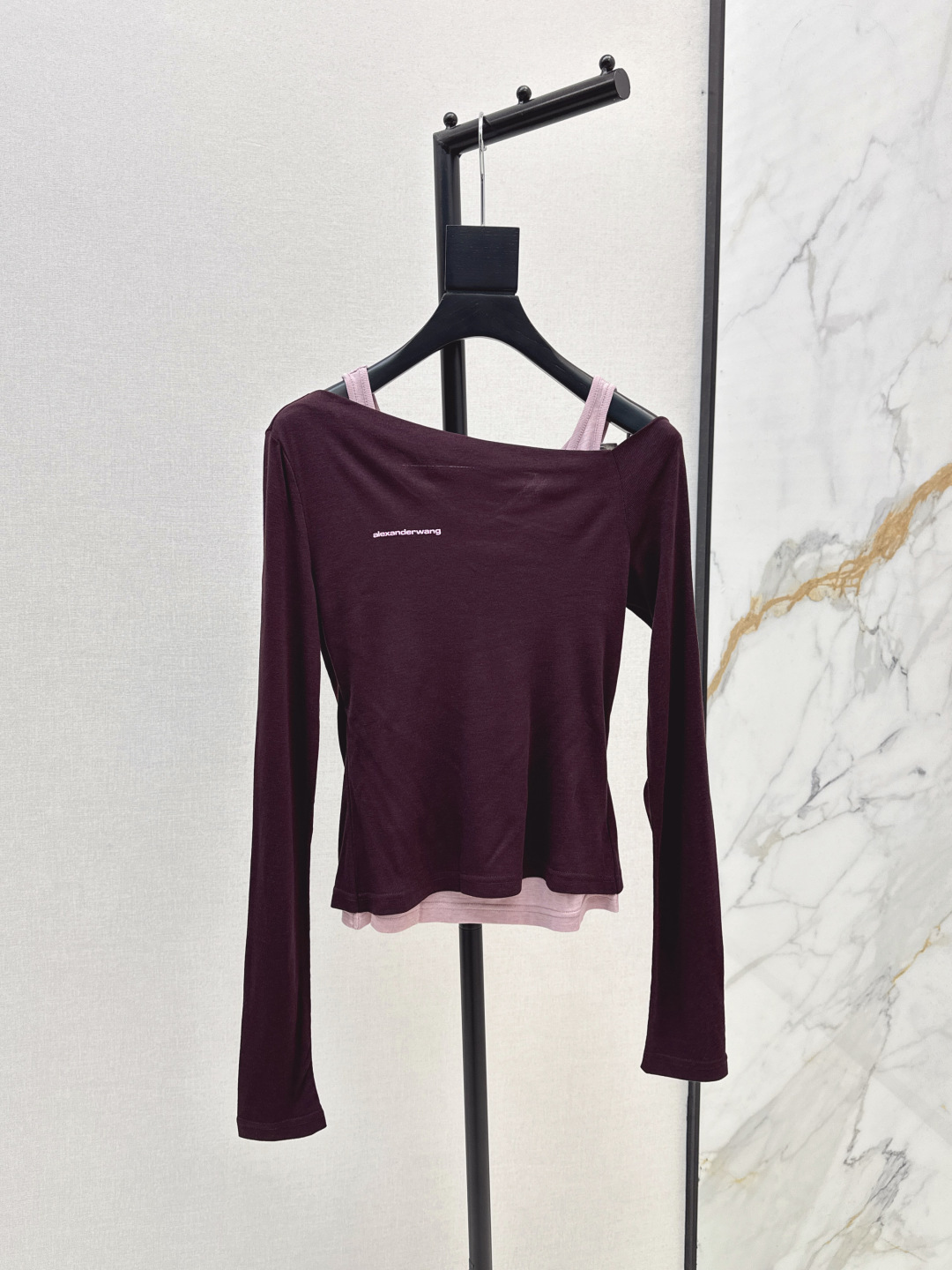 NO:472835,Miu 25Ss——————The latest fake two-piece design of early autumn. The base shirt is a single white moonlight base shirt. The one-line neckline design is suitable for a variety of outfits. High elastic and skin-friendly knitted cotton fabric. Ultra-thin, soft and delicate. The chest decoration is classic black and white contrasting color logo. Super elastic squid. The short clothes are easy to pull and the ratio will surprise you as soon as you are on the upper body. Pure and small tricks. It is OK to wear them normally or make a strapless bra. Three colors are available for sale in stock. Miumiu, alexander wang.19860909Miu 25Ss————早秋最新款假两件设计 打底衫爆单款白月光打底衫又来啦 一字领口设计适合多种穿搭 高弹亲肤针织棉质面料 超薄软糯细腻 胸口饰经典黑白对比色logo徽标 超强弹性收身 短款衣长轻松拉比例一上身就会惊艳到你 清纯小心机 正常穿或者做抹胸穿都OK 三色现货发售sml,,miumiu,alexander wang,Women's clothing