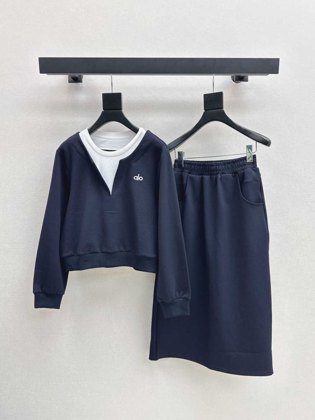 NO:472824,Alo 25Ss———The latest logo decoration casual set for autumn and winter. Spliced ​​contrasting colors and fake two-piece sweatshirt + skirt. Heavy logo embellishes the upper body and is handsome and cool. Create casual and comfortable items. The loose style is versatile and not picky. Pure cotton texture is comfortable. One set. Three colors are available for sale in stock. SML, hoodie, sweatshirts, skirts, alexander wang19860909Alo 25Ss———秋冬最新款logo装饰休闲套装 拼接撞色假两件卫衣+半裙 重磅logo标识点缀上身帅气又拉风 打造休闲舒适单品 宽松版型百搭不挑人 纯棉质感舒适 一套出 三色现货发售sml,,hoodie,sweatshirts,skirts,alexander wang,Women's clothing