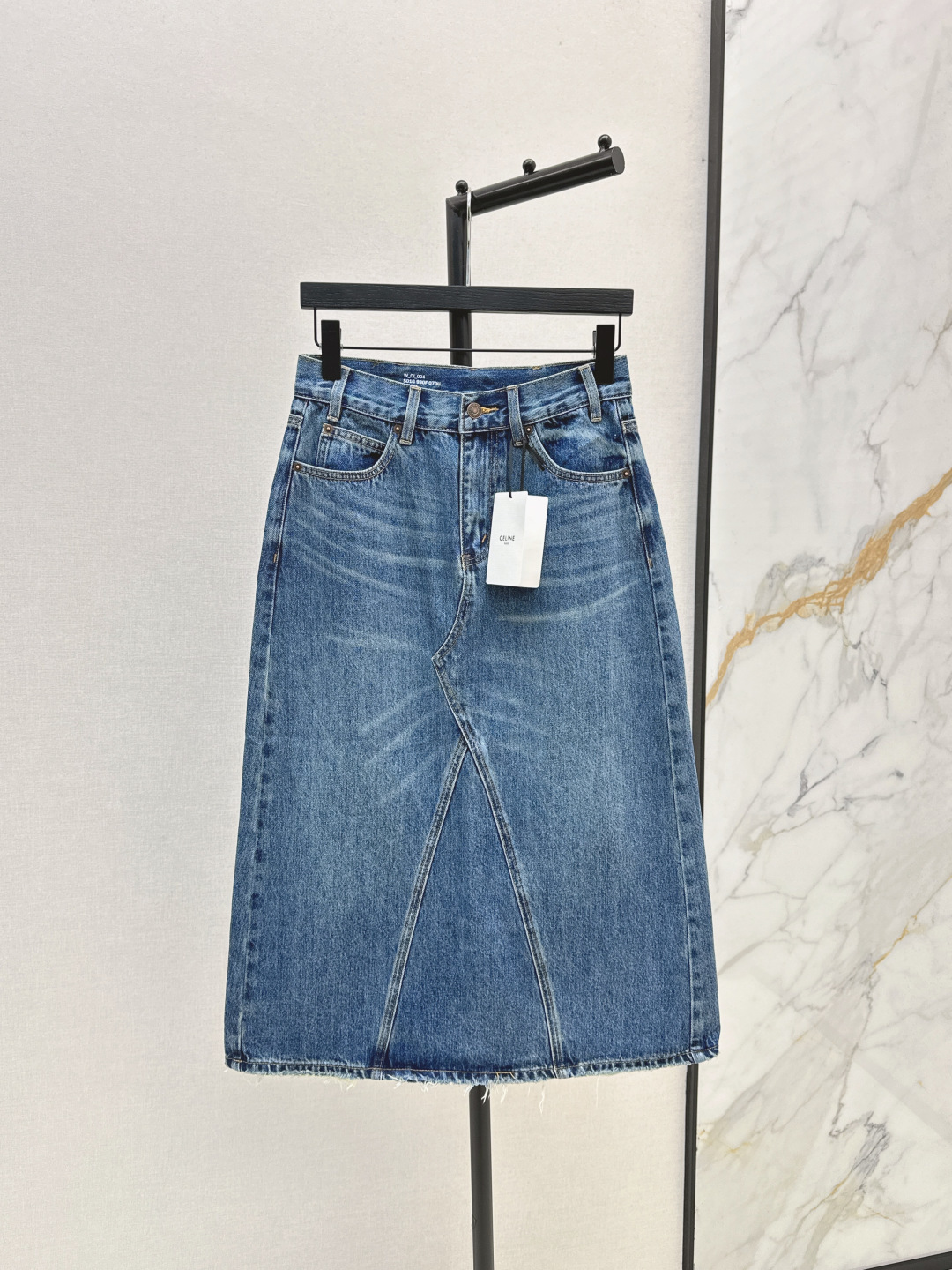 NO:472826,Single model Ce 25Ss———The latest style of autumn and winter irregular splicing and tailoring high-waist skirt, front and back asymmetrical design, A-line high-waist tailoring, mid-length skirt is easy to match and not picky, everyday and random matching is very good. Recommended for personal models, one-size spot-on sml, skirts, alexander wang19860909爆单款 Ce 25Ss————秋冬最新款不规则拼接剪裁高腰半裙 前后不对称设计 A字高腰剪裁 中长款半裙好搭配不挑人 日常随意搭配都很好看 自留款推荐 一色现货发售sml,,skirts,alexander wang,Women's clothing