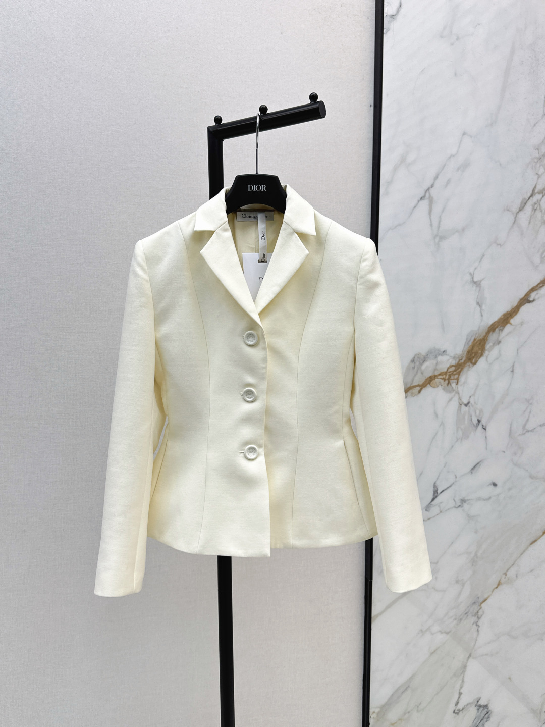 NO:472818,CD 25Ss——————The latest minimalist handsome single-breasted slim suit jacket in early autumn. Lapel shoulder pad suit with gun-bar neckline. Retro and high-end feel. Three-dimensional tailoring and waist-closing style fits the human body curve. It looks more upright and slim. Customized wool-blend fabric has a crisp texture, stylish, capable and elegant. It is very practical and easy to match for daily commuting. SML is available in stock, Jackets & coats, business suit, alexander wang19860909CD 25Ss————早秋最新款极简主义帅气单排扣修身西装外套 翻领垫肩西装搭配枪驳领口复古高级感满满 立体剪裁收腰版型贴合人体曲线 更显挺拔苗条 定制羊毛混纺面料质感挺括有型干练优雅 实穿性很高 通勤日常都很好搭 一色现货发售sml,,jackets & coats,business suit,alexander wang,Women's clothing