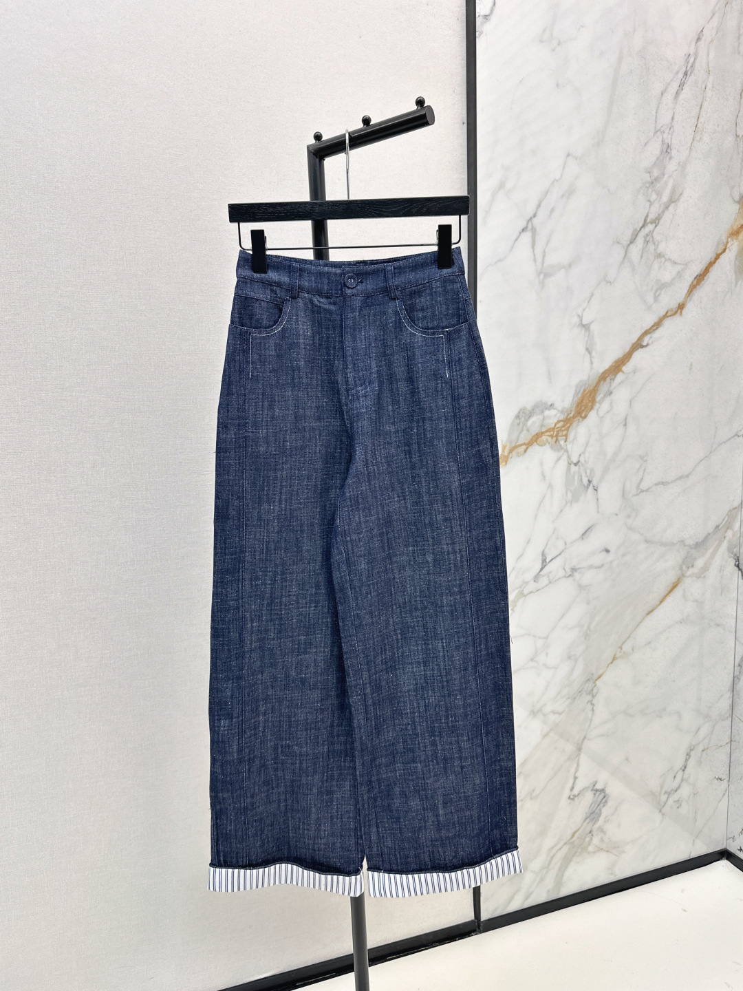 NO:472808,Fashionable design 25Ss———————The latest vest suit for early autumn, heavy-duty embroidered vest jacket straight pants, the upper body looks slim and tall, the gentle and elegant feeling of aura, the exquisite visual style makes it look slim and not picky, the same color is developed, on-site sml, Jackets & coats, alexander wang19860909时髦设计 25Ss————早秋最新款马甲套装 重磅刺绣马甲外套直筒裤 上身显瘦又高挑 不失气场的温柔优雅感 精致既视感版型显瘦不挑人 一色分开发 现货发售sml,,jackets & coats,alexander wang,Women's clothing