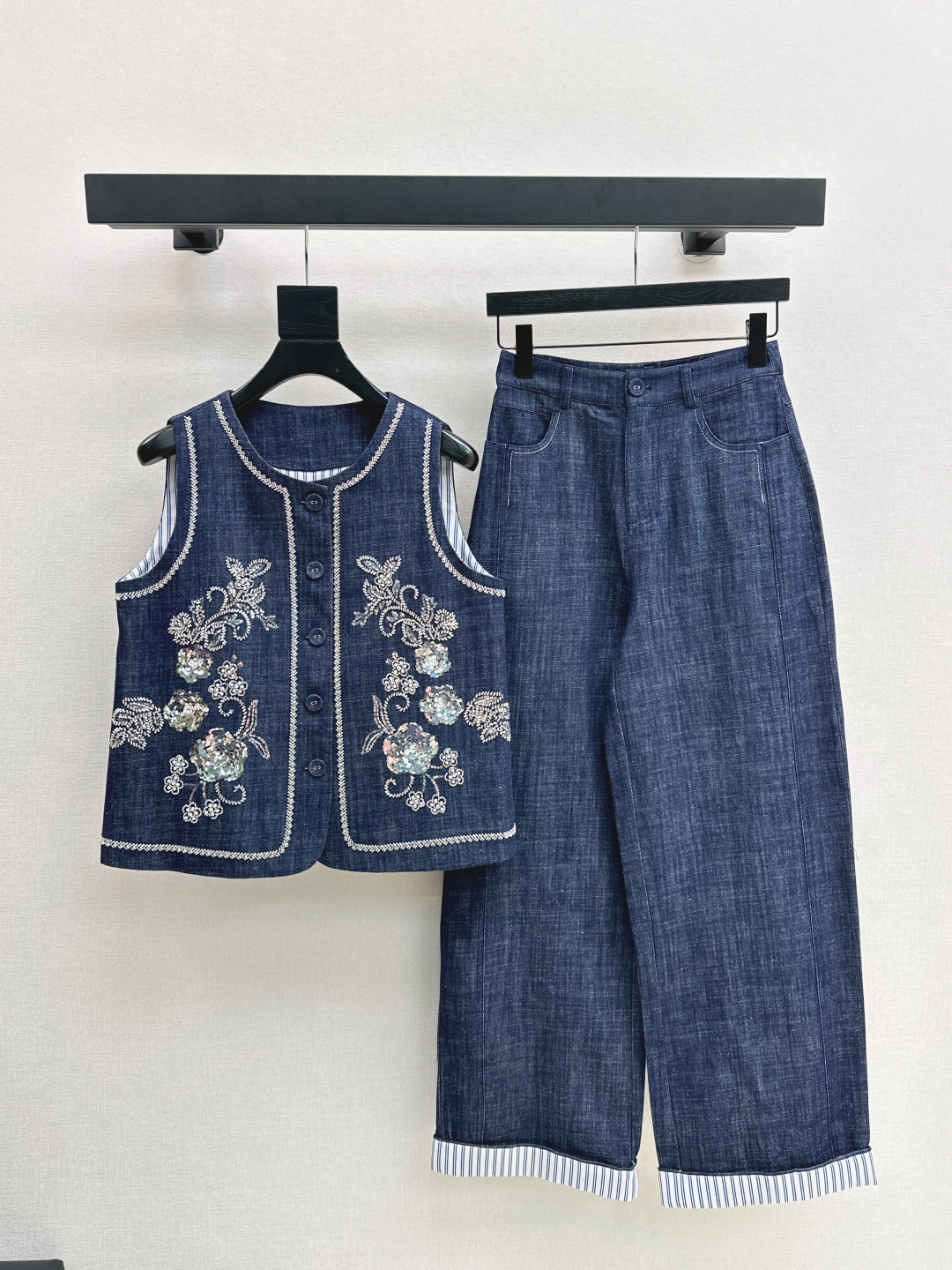 NO:472804,Fashionable design 25Ss———————The latest vest suit for early autumn, heavy-duty embroidered vest jacket straight pants, the upper body looks slim and tall, the gentle and elegant feeling of aura, the exquisite visual style makes it look slim and not picky, the same color is developed, on-site sml horse,, jackets & coats, alexander wang19860909时髦设计 25Ss————早秋最新款马甲套装 重磅刺绣马甲外套直筒裤 上身显瘦又高挑 不失气场的温柔优雅感 精致既视感版型显瘦不挑人 一色分开发 现货发售sml 马,,jackets & coats,alexander wang,Women's clothing