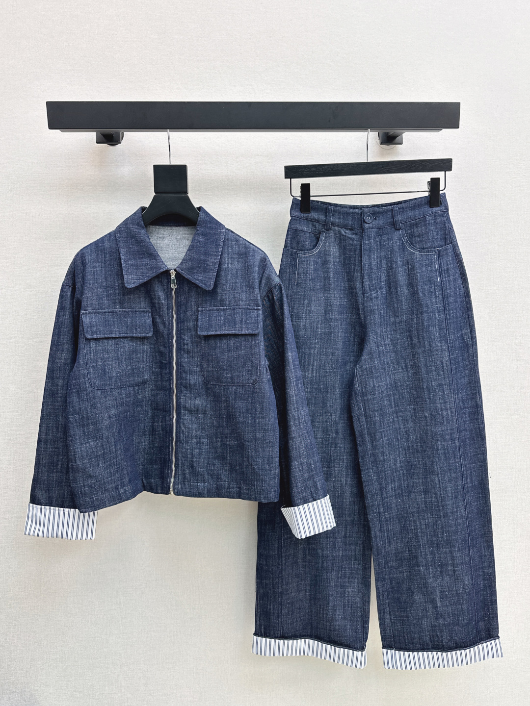 NO:472799,Fashionable design 25Ss———The latest contrasting striped crimp sleeve design denim jacket with ease and coolness and casual style. The silhouette jacket style tailoring. The washing is a retro old-fashioned craft. It has a sense of age and retro. It has a handsome style. It is developed in one color. It is sold in stock. In addition,, jackets & coats, jackets & coats, alexander wang19860909时髦设计 25Ss————秋冬最新款撞色条纹卷边袖设计牛仔外套 干练飒气和休闲时髦都有 廓形夹克版型剪裁 洗水是复古的做旧工艺 很有年代复古感 有种机车帅气范 一色分开发 现货发售sml 外,,jackets & coats,jackets & coats,alexander wang,Women's clothing