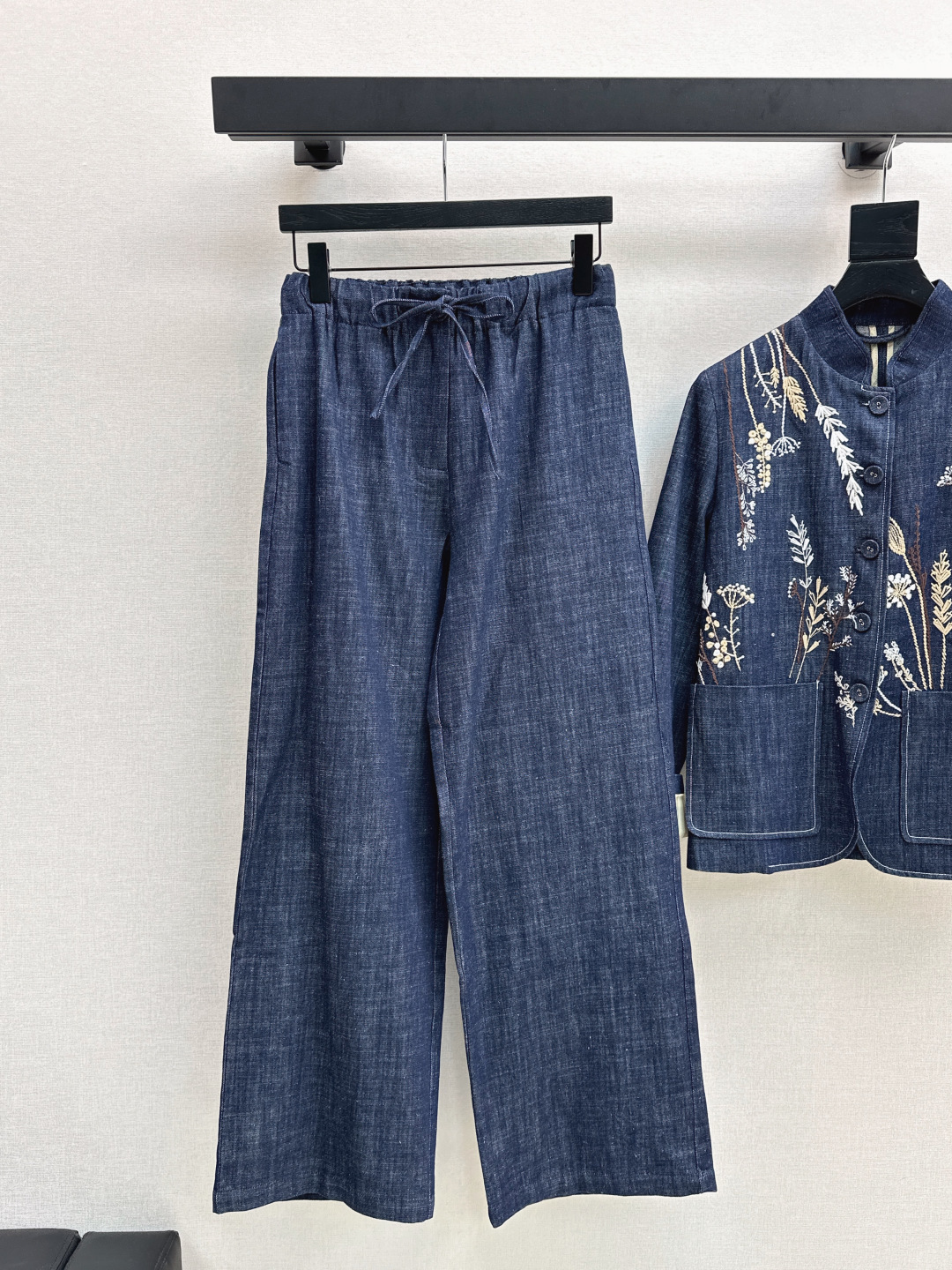 NO:472795,Fashionable design 25Ss————————The latest new Chinese style suit in early autumn, heavy embroidered jacket + elastic waist straight pants, customized denim fabric, slim and tall upper body, gentle and elegant without losing the aura, exquisite déjà vu, slim and not picky, one color is developed, on-site sml, Jackets & coats, alexander wang19860909时髦设计 25Ss————早秋最新款新国风套装 重磅刺绣外套+松紧腰直筒裤 定制牛仔面料 上身显瘦又高挑 不失气场的温柔优雅感 精致既视感版型显瘦不挑人 一色分开发 现货发售sml,,jackets & coats,alexander wang,Women's clothing