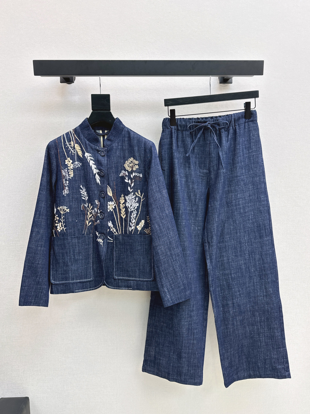 NO:472790,Fashionable design 25Ss————————The latest new Chinese style suit in early autumn, heavy embroidered jacket + elastic waist straight pants, customized denim fabric, slim and tall upper body, gentle and elegant without losing the aura, exquisite déjà vu, slim and not picky, one color is developed, on-site sml, Jackets & coats, alexander wang19860909时髦设计 25Ss————早秋最新款新国风套装 重磅刺绣外套+松紧腰直筒裤 定制牛仔面料 上身显瘦又高挑 不失气场的温柔优雅感 精致既视感版型显瘦不挑人 一色分开发 现货发售sml 外,,jackets & coats,alexander wang,Women's clothing