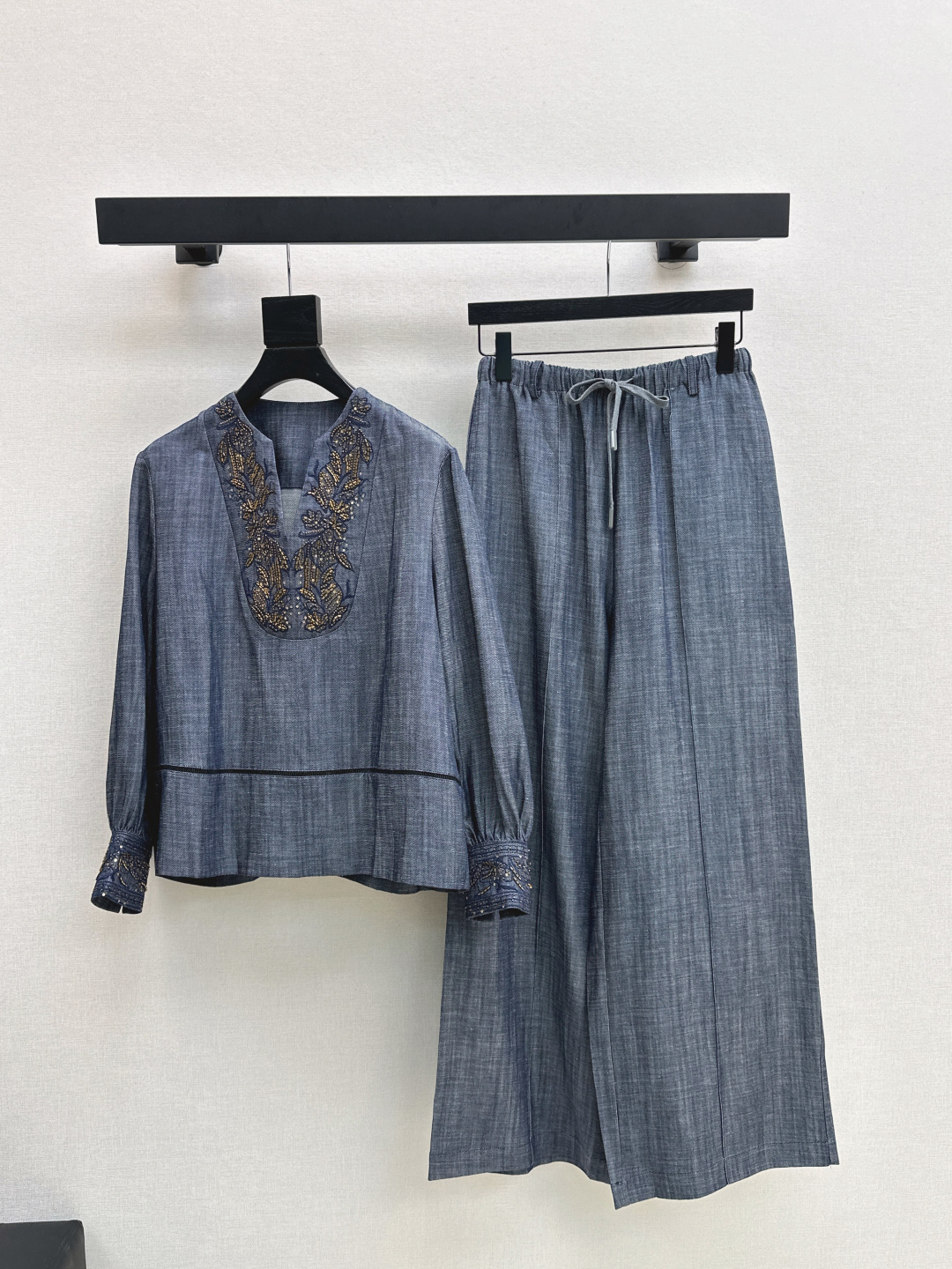 NO:472784,Fashionable design of jacket and pants 25Ss———————The latest new Chinese style suit in early autumn, heavy embroidered nail diamond denim top + elastic waist straight pants Customized linen mixed silk fabric, top body looks slim and tall, gentle and elegant without losing the aura, exquisite déjà vu, slim and not picky, one color is developed, spot-on sml,, jackets & coats, alexander wang19860909外套裤时髦设计 25Ss————早秋最新款新国风套装 重磅刺绣钉钻牛仔上衣+松紧腰直筒裤 定制亚麻混人丝面料 上身显瘦又高挑 不失气场的温柔优雅感 精致既视感版型显瘦不挑人 一色分开发 现货发售sml,,jackets & coats,alexander wang,Women's clothing