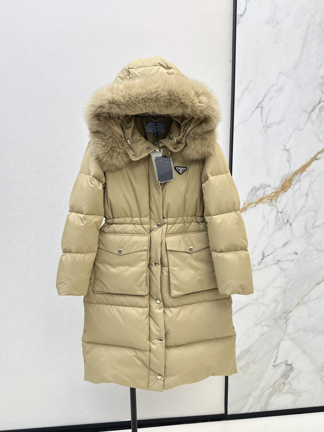 NO:472819,With dust bag PD 25Ss———The latest hooded hooded down jacket with fur collar in autumn and winter. Classic waist drawstring elastic waist-length style. The upper body is super slim. Original open-model triangle decoration. Clean and neat tailoring style. The upper body is versatile and fashionable and handsome. 90 imported white goose down filling. Warm and refuse to be bloated. Extra large fox fur collar decoration. Luxury sense UPUP!  !  The upper body is so beautiful that I have no friends. Original hardware accessories. Original mark. Recommended. Three colors. 38/40/42/44,,down jacket,hats,alexander wang.19860909配防尘袋PD 25Ss———秋冬最新款毛领连帽长款羽绒服 经典腰部抽绳松紧收腰长款版型 上身超显瘦 原版开模三角标装饰 干净利落剪裁版型 上身百搭时髦又帅气 90进口白鹅绒填充 保暖拒绝臃肿 超大狐狸毛领装饰 奢华感UPUP！！上身美到没朋友 原版五金配件 原唛原标 推荐 三色 38/40/42/44,,down jacket,hats,alexander wang,Women's clothing