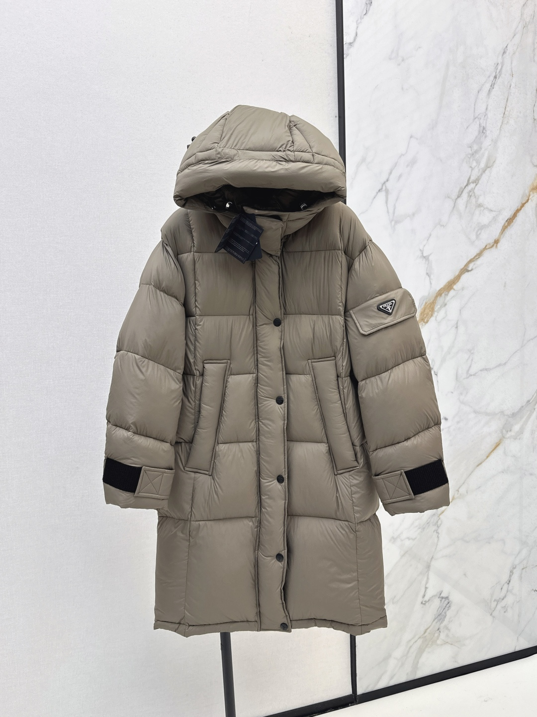 NO:472817,With dust bag PD 25Ss———The latest hooded long bread jacket with autumn and winter, classic H straight long style, super slim upper body, original mold opening triangle logo decoration, clean and neat tailoring style, versatile and fashionable and handsome, national standard 90 imported white goose down filling, warm and refuse to be bloated, upper body is so beautiful that it has no friends, original hardware accessories, original mark original label, recommended, three colors are available in stock 38/40/42/44,, down jacket, hats, alexander wang19860909配防尘袋PD 25Ss———秋冬最新款连帽长款面包服羽绒服 经典H直筒长款版型 上身超显瘦 原版开模三角标装饰 干净利落剪裁版型 上身百搭时髦又帅气 国标90进口白鹅绒填充 保暖拒绝臃肿 上身美到没朋友 原版五金配件 原唛原标 推荐 三色现货发售38/40/42/44,,down jacket,hats,alexander wang,Women's clothing