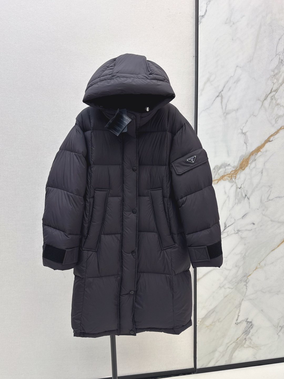 NO:472814,With dust bag PD 25Ss———The latest hooded long bread jacket with autumn and winter, classic H straight long style, super slim upper body, original mold opening triangle logo decoration, clean and neat tailoring style, versatile and fashionable and handsome, national standard 90 imported white goose down filling, warm and refuse to be bloated, upper body is so beautiful that it has no friends, original hardware accessories, original mark original label, recommended, three colors are available in stock 38/40/42/44,, down jacket, hats, alexander wang19860909配防尘袋PD 25Ss———秋冬最新款连帽长款面包服羽绒服 经典H直筒长款版型 上身超显瘦 原版开模三角标装饰 干净利落剪裁版型 上身百搭时髦又帅气 国标90进口白鹅绒填充 保暖拒绝臃肿 上身美到没朋友 原版五金配件 原唛原标 推荐 三色现货发售38/40/42/44,,down jacket,hats,alexander wang,Women's clothing