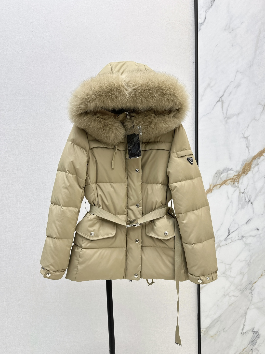 NO:472811,With dust bag PD 25Ss ———The latest recycled nylon series belt belt waist-closing style extra-large fur collar hooded down jacket jacket classic mid-length style, very friendly to small sisters, imported windproof recycled nylon fabric, heavy texture, warm and fashionable, all online, top body fashionable and handsome, super love to keep your own style, national standard 90 white goose down filling, original imported fabric, very broad and stylish, three colors are on sale in stock 38/40/42/44,, jackets & coats, down jacket, hats, alexander wang19860909配防尘袋PD 25Ss ———秋冬最新款再生尼龙系列腰带收腰款超大毛领连帽羽绒服外套 经典中长款版型 对小个子姐妹也很友好 进口防风再生尼龙面料 重磅质感保暖时髦度都在线 上身时髦又帅气 超级大爱自留款 国标90白鹅绒填充 原版进口面料 质感挺阔有型 三色现货发售38/40/42/44,,jackets & coats,down jacket,hats,alexander wang,Women's clothing