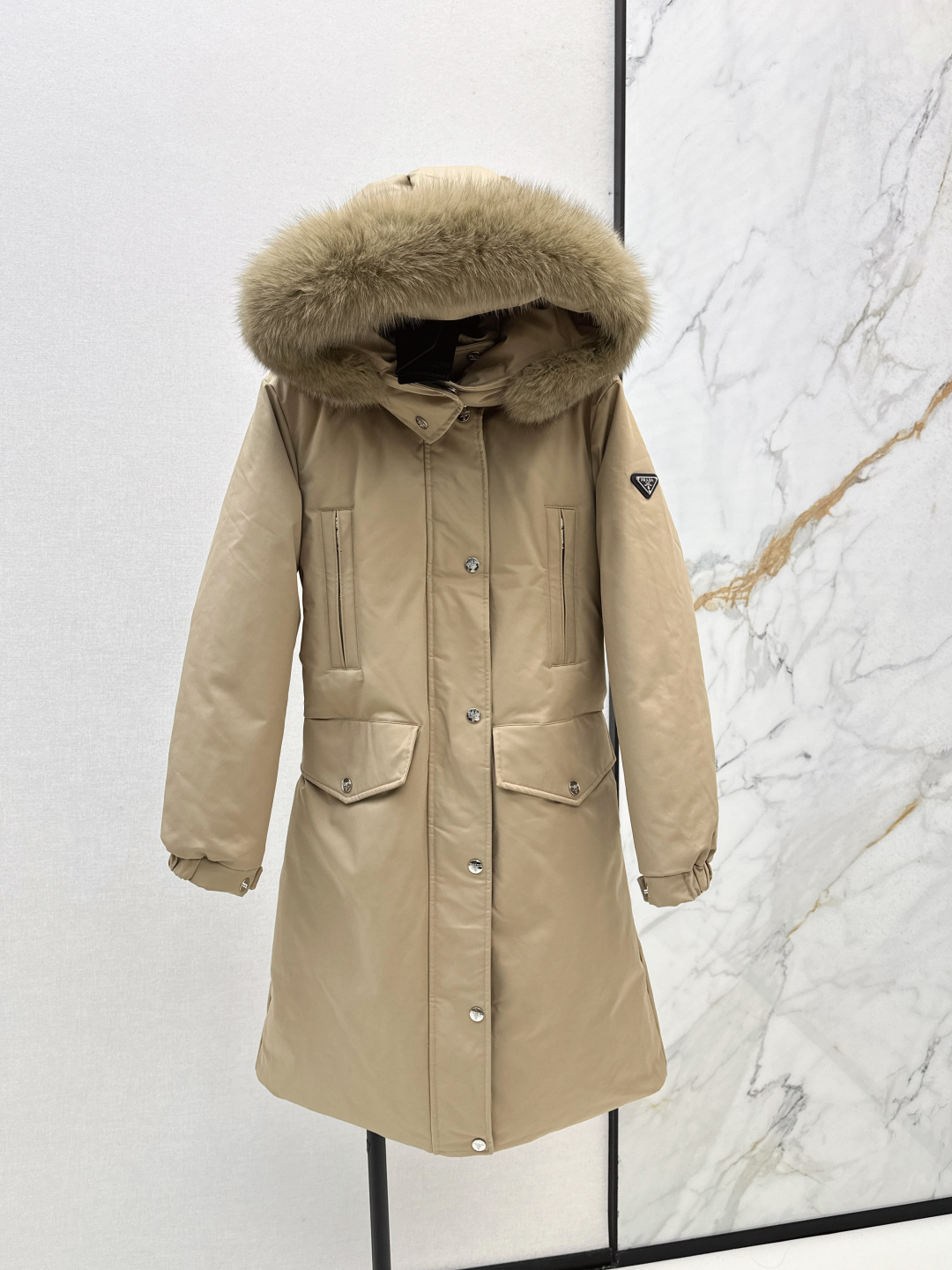 NO:472807,With dust bag PD 25Ss ———The latest classic triangular signage decorative drawstring waist-hugging style oversized fur collar hooded down jacket jacket classic long style, also friendly to small sisters, imported windproof recycled nylon fabric, heavy texture, warm and fashionable, all online, top body is fashionable and handsome, super love to keep your own style, national standard 90 white gooseberry filling, original imported fabric, texture is crisp and stylish, two colors are on sale in stock 38/40/42/44,, jackets & coats, down jacket, hats, alexander wang19860909配防尘袋PD 25Ss ————秋冬最新款经典三角标牌装饰抽绳收腰款超大毛领连帽羽绒服外套 经典长款版型 对小个子姐妹也很友好 进口防风再生尼龙面料 重磅质感保暖时髦度都在线 上身时髦又帅气 超级大爱自留款 国标90白鹅绒填充 原版进口面料 质感挺括有型 两色现货发售38/40/42/44,,jackets & coats,down jacket,hats,alexander wang,Women's clothing