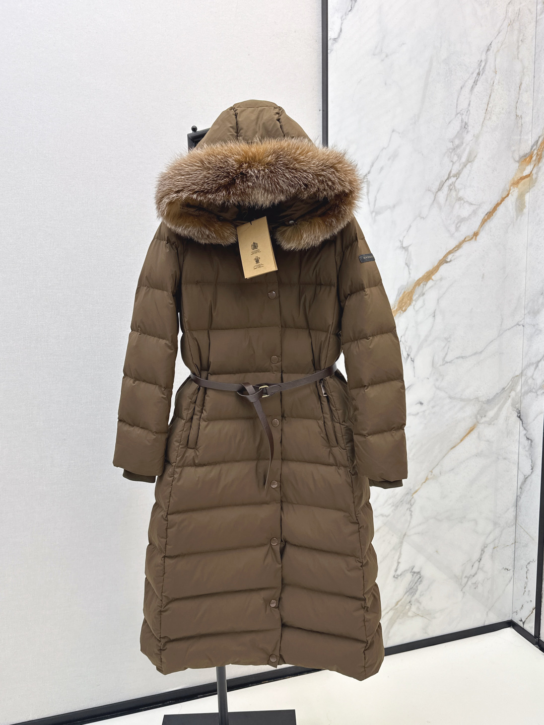 NO:472803,With dust bag Bur 25Ss———The latest autumn and winter thin belt waist-closed fur collar hooded long down jacket. Classic H straight long style. The upper body is super slim. Original mold opening black sign decoration. Clean and neat tailoring. The upper body is versatile and fashionable and handsome. 90 imported white goose down filling. Warm and refuse to be bloated. Extra large raccoon fur collar decoration. Luxury sense UPUP!  !  The upper body is so beautiful that I have no friends. Original hardware accessories. Original mark. Recommended. Three colors are available for sale in stock. Smlxl, burberry, down jacket, hats, alexander wang.19860909配防尘袋Bur 25Ss———秋冬最新款细皮带收腰毛领连帽长款羽绒服 经典H直筒长款版型 上身超显瘦 原版开模黑标牌装饰 干净利落剪裁版型 上身百搭时髦又帅气 90进口白鹅绒填充 保暖拒绝臃肿 超大貉子毛领装饰 奢华感UPUP！！上身美到没朋友 原版五金配件 原唛原标 推荐 三色现货发售smlxl,,burberry,down jacket,hats,alexander wang,Women's clothing