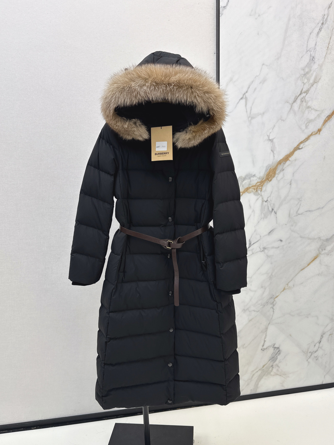 NO:472798,With dust bag Bur 25Ss———The latest autumn and winter thin belt waist-closed fur collar hooded long down jacket. Classic H straight long style. The upper body is super slim. Original mold opening black sign decoration. Clean and neat tailoring. The upper body is versatile and fashionable and handsome. 90 imported white goose down filling. Warm and refuse to be bloated. Extra large raccoon fur collar decoration. Luxury sense UPUP!  !  The upper body is so beautiful that I have no friends. Original hardware accessories. Original mark. Recommended. Three colors are available for sale in stock. Smlxl, burberry, down jacket, hats, alexander wang.19860909配防尘袋Bur 25Ss———秋冬最新款细皮带收腰毛领连帽长款羽绒服 经典H直筒长款版型 上身超显瘦 原版开模黑标牌装饰 干净利落剪裁版型 上身百搭时髦又帅气 90进口白鹅绒填充 保暖拒绝臃肿 超大貉子毛领装饰 奢华感UPUP！！上身美到没朋友 原版五金配件 原唛原标 推荐 三色现货发售smlxl,,burberry,down jacket,hats,alexander wang,Women's clothing