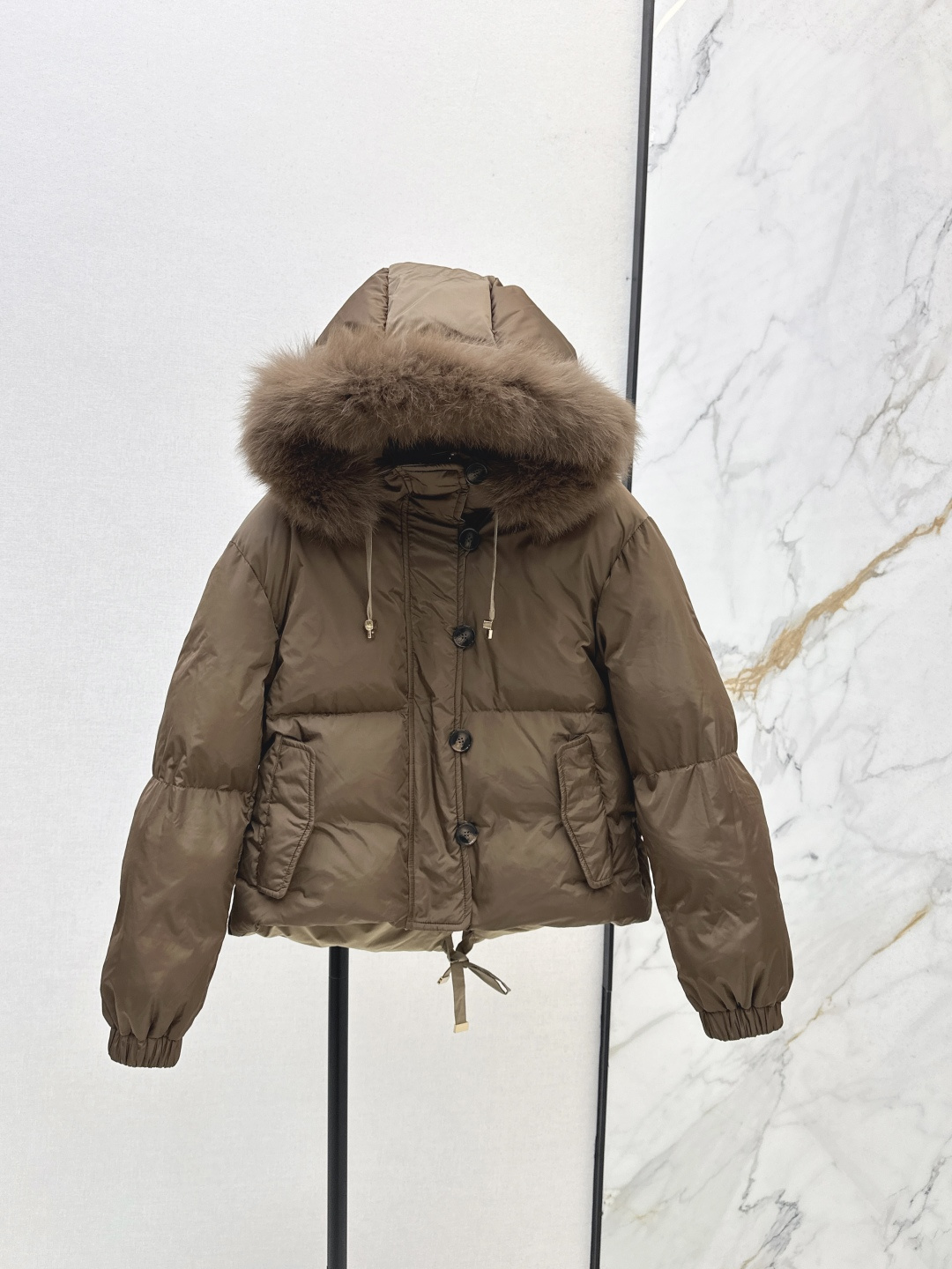 NO:472793,With dust bag Max 25ss———The latest hooded raccoon fur collar short double-sided down jacket jacket with double-sided wearable design is very good~~Classic three-dimensional H-shaped tailoring machine sewing, classic fashionable and handsome, national standard imported 90 white goose down velvet imported from imported machine sewing Original hardware accessories Complete label hanging Recommended Two colors on sale in stock 38/40/42/44,,jackets & coats,down jacket,hats,alexander wang19860909配防尘袋Max 25ss———秋冬最新款连帽貉子毛领短款双面羽绒服外套 双面可穿设计感很赞～～经典立体H版型剪裁 机缝定格 经典时髦又帅气 国标进口90白鹅绒 进口机缝制 原版五金配件 标吊齐全 推荐 两色现货发售38/40/42/44,,jackets & coats,down jacket,hats,alexander wang,Women's clothing