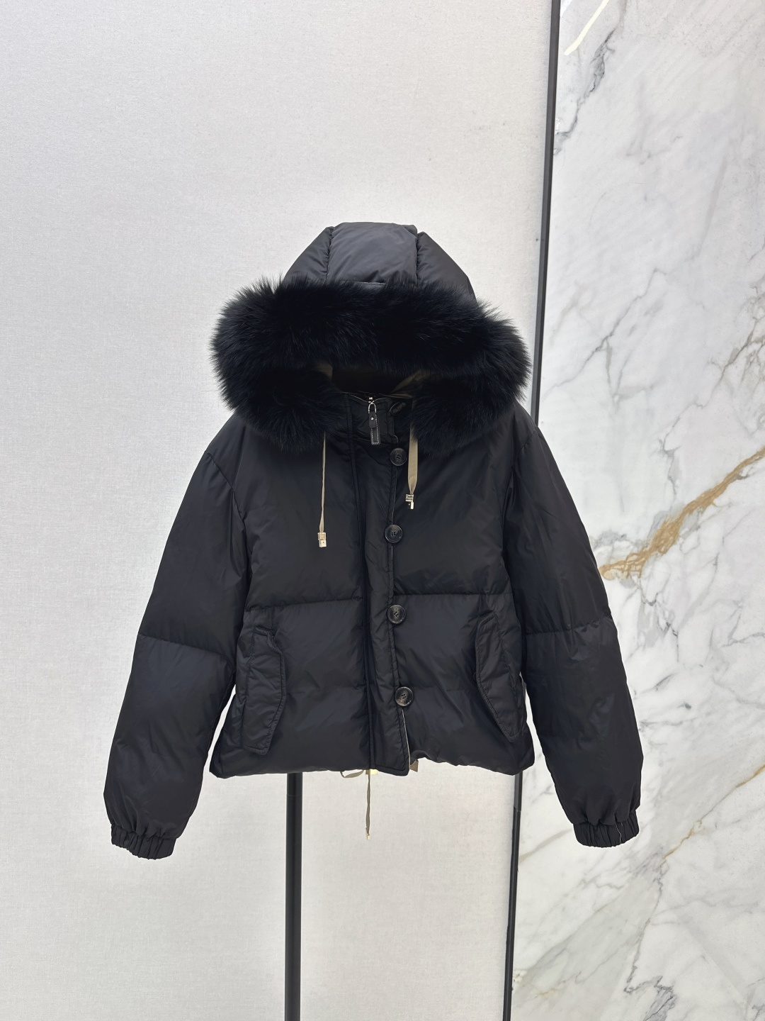 NO:472788,With dust bag Max 25ss———The latest hooded raccoon fur collar short double-sided down jacket jacket with double-sided wearable design is very good~~Classic three-dimensional H-shaped tailoring machine sewing, classic fashionable and handsome, national standard imported 90 white goose down velvet imported from imported machine sewing Original hardware accessories Complete label hanging Recommended Two colors on sale in stock 38/40/42/44,,jackets & coats,down jacket,hats,alexander wang19860909配防尘袋Max 25ss———秋冬最新款连帽貉子毛领短款双面羽绒服外套 双面可穿设计感很赞～～经典立体H版型剪裁 机缝定格 经典时髦又帅气 国标进口90白鹅绒 进口机缝制 原版五金配件 标吊齐全 推荐 两色现货发售38/40/42/44,,jackets & coats,down jacket,hats,alexander wang,Women's clothing