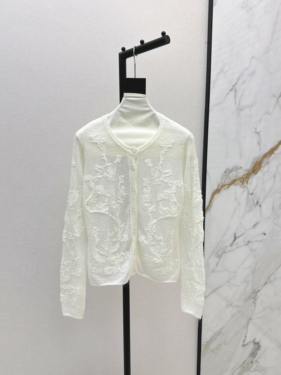 NO:472820,Exclusive model ~ Es 25Ss———The most Western-style high-end special yarn tucked flower heavy-industrial cardigan with slightly transparent sexy fashionable stacking items Imported yarn texture soft, delicate, comfortable and breathable, essential items for white and rich beauty, sweet, cool and mysterious and noble, imported Swiss woven craftsmanship classic style and elegant temperament, classic and not picky, super slim on the upper body, two colors are on sale in stock,,alexander wang19860909独家款～ Es 25Ss———秋冬最西新款高级特种纱缕空勾花重工开衫微透小性感时髦精叠搭单品 进口纱线质感柔软细腻舒适透气 白富美必备单品 又甜又飒气质神秘又高贵 进口瑞士机织工艺经典版型气质随性优雅 经典不挑人上身超显瘦 两色现货发售sml,,alexander wang,Women's clothing