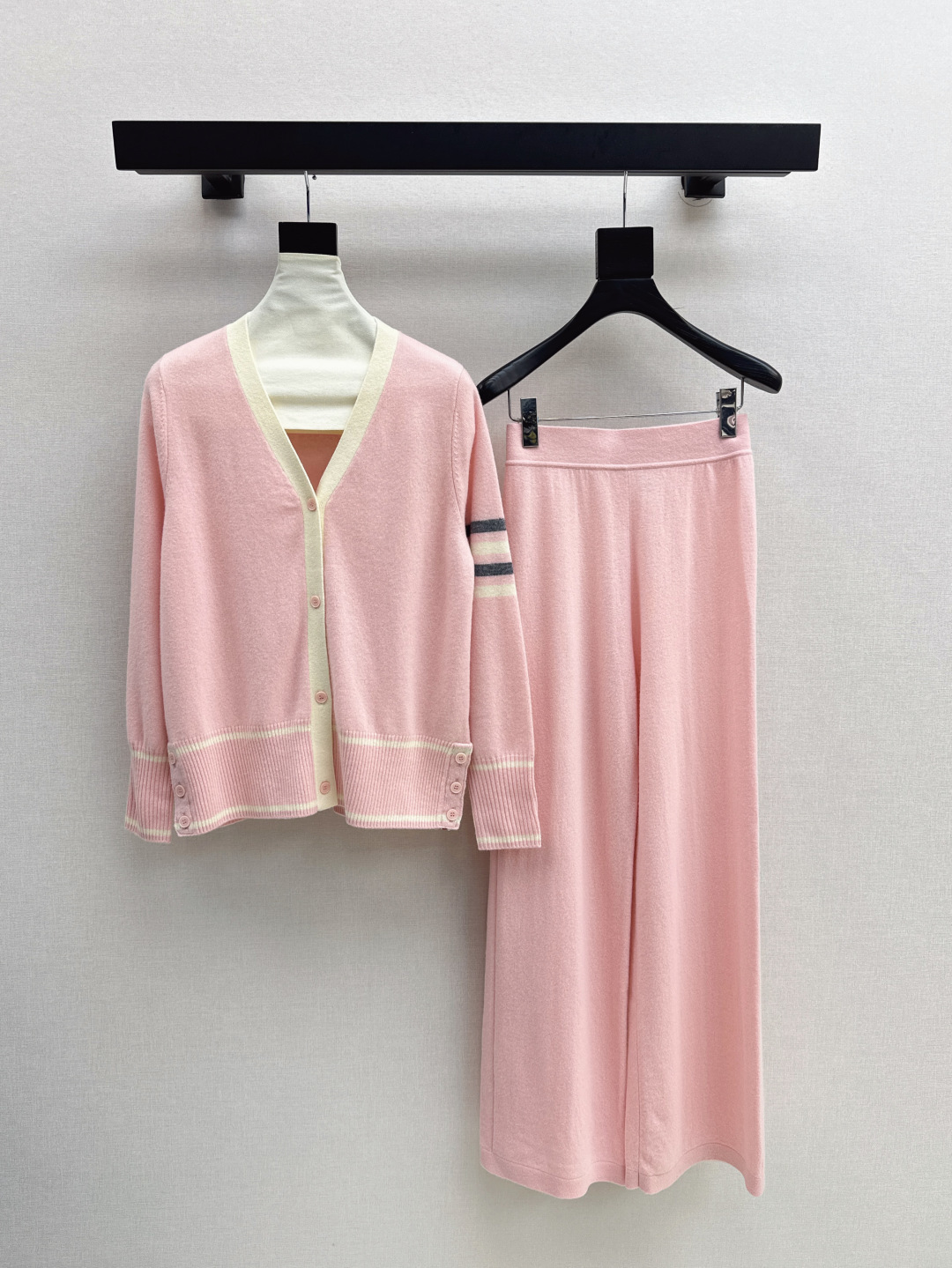 NO:472816,Exclusive TB 25Ss———The latest knitted suit for early autumn. Contrasted color placket-making V-neck cardigan + elastic waist straight pants. Exquisite beauty. The overall feeling is particularly simple and elegant. A set of matching gives you a gentle, beautiful and charming feeling. The color and style are impeccable. A must-have set of lazy people looks good no matter how you match it. The fabric is of a unique texture. It uses customized wool fabric. The details are very good. One set is out. Three colors are available for sale in stock. Alexander wang.19860909独家款 TB 25Ss———早秋最新款针织套装 撞色门襟做法V领开衫+松紧腰直筒裤 精致美感 整体给人感觉特别的简约大气 一套搭配起来给你人一种温柔美丽动人的感觉 颜色跟版型都无可挑剔 懒人必备一套怎么搭都好看 面料质感一绝 采用的是定制羊毛面料 细节很到位 一套出 三色现货发售sml,,alexander wang,Women's clothing