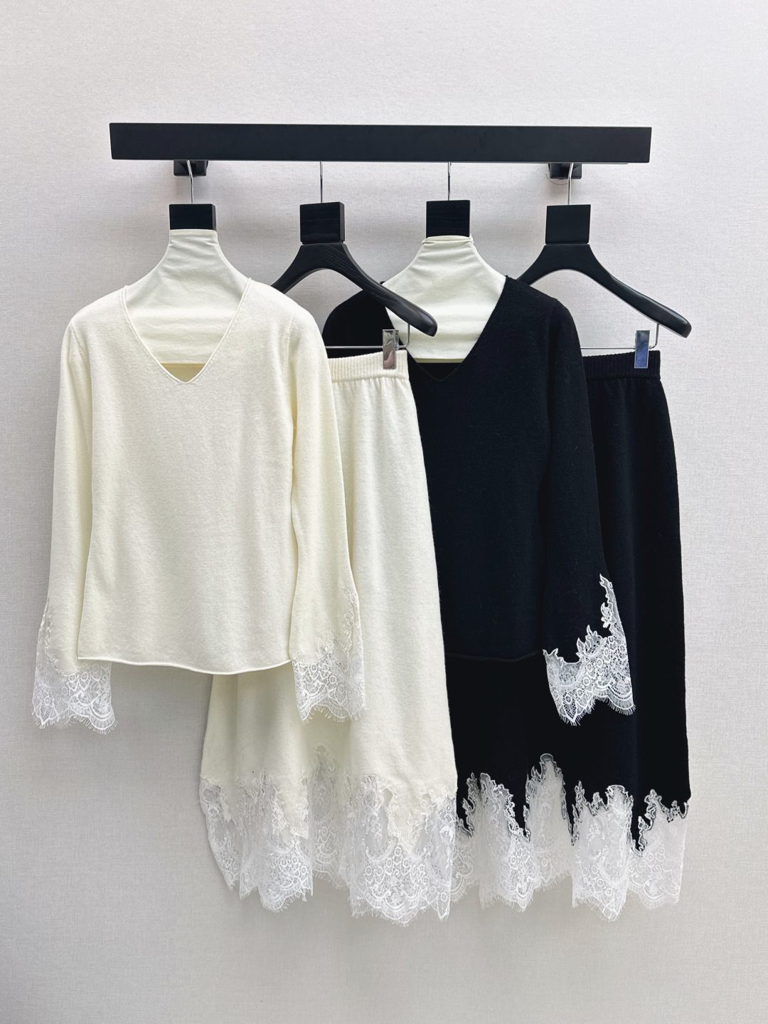 NO:472813,Recommended single models Es 25Ss—————The latest lace splicing suit for early autumn V-neck knitted sweater + hip-covered skirt 100% high-quality wool fabric exquisite splicing lace splicing hem Three-dimensional floral hollow design Agile posture during walking White like fresh and elegant black aura coexisting with softness One set Two colors are available in stock sml, skirts, sweaters, alexander wang19860909爆单款推荐 Es 25Ss————早秋最新款蕾丝拼接套装V领针织毛衣+包臀半裙 百分百优质羊毛面料 精致拼接蕾丝花边拼接下摆 立体花卉镂空设计 行走间灵动生姿 白色如清新淡雅黑色气场与柔美并存 一套出 两色现货发售sml,,skirts,sweaters,alexander wang,Women's clothing