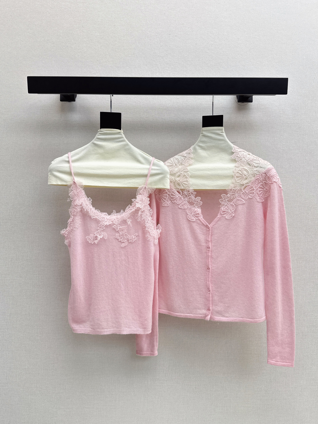 NO:472810,Slings, recommended single cardigans, Es 25Ss————The latest lace splicing suit, V-neck small suspender + shoulder splicing lace cardigan, 100% high-quality wool fabric, exquisite splicing lace splicing, lively posture during walking, soft and beautiful coexistence, two colors are developed in stock, sml, alexander wang19860909吊带 开衫爆单款推荐 Es 25Ss————早秋最新款蕾丝拼接套装V领小吊带+肩部拼接蕾丝开衫 百分百优质羊毛面料 精致拼接蕾丝花边拼接 行走间灵动生姿 柔美并存 两色分开发 现货发售sml,,alexander wang,Women's clothing