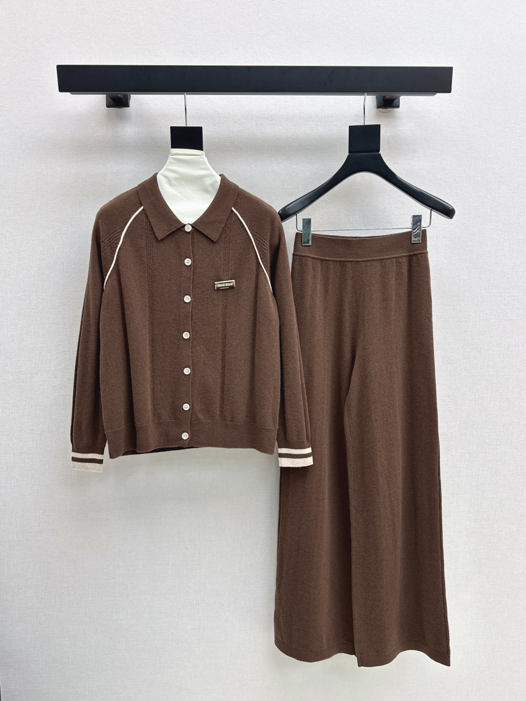 NO:472806,Exclusive Miu 25Ss———The latest knitted suit for early autumn. Contrasted line decorative lapel knitted cardigan + elastic waist straight pants. Exquisite beauty. The overall feeling is particularly simple and elegant. A set of matching gives you a gentle, beautiful and charming feeling. The color and style are impeccable. A must-have set of lazy people looks good no matter how you match it. The fabric is of a unique texture. It uses customized wool fabric. The details are very good. One set is released in four colors. SML, miumiu, alexander wang.19860909独家款 Miu 25Ss———早秋最新款针织套装 撞色线条装饰翻领针织开衫+松紧腰直筒裤 精致美感 整体给人感觉特别的简约大气 一套搭配起来给你人一种温柔美丽动人的感觉 颜色跟版型都无可挑剔 懒人必备一套怎么搭都好看 面料质感一绝 采用的是定制羊毛面料 细节很到位 一套出 四色现货发售sml,,miumiu,alexander wang,Women's clothing