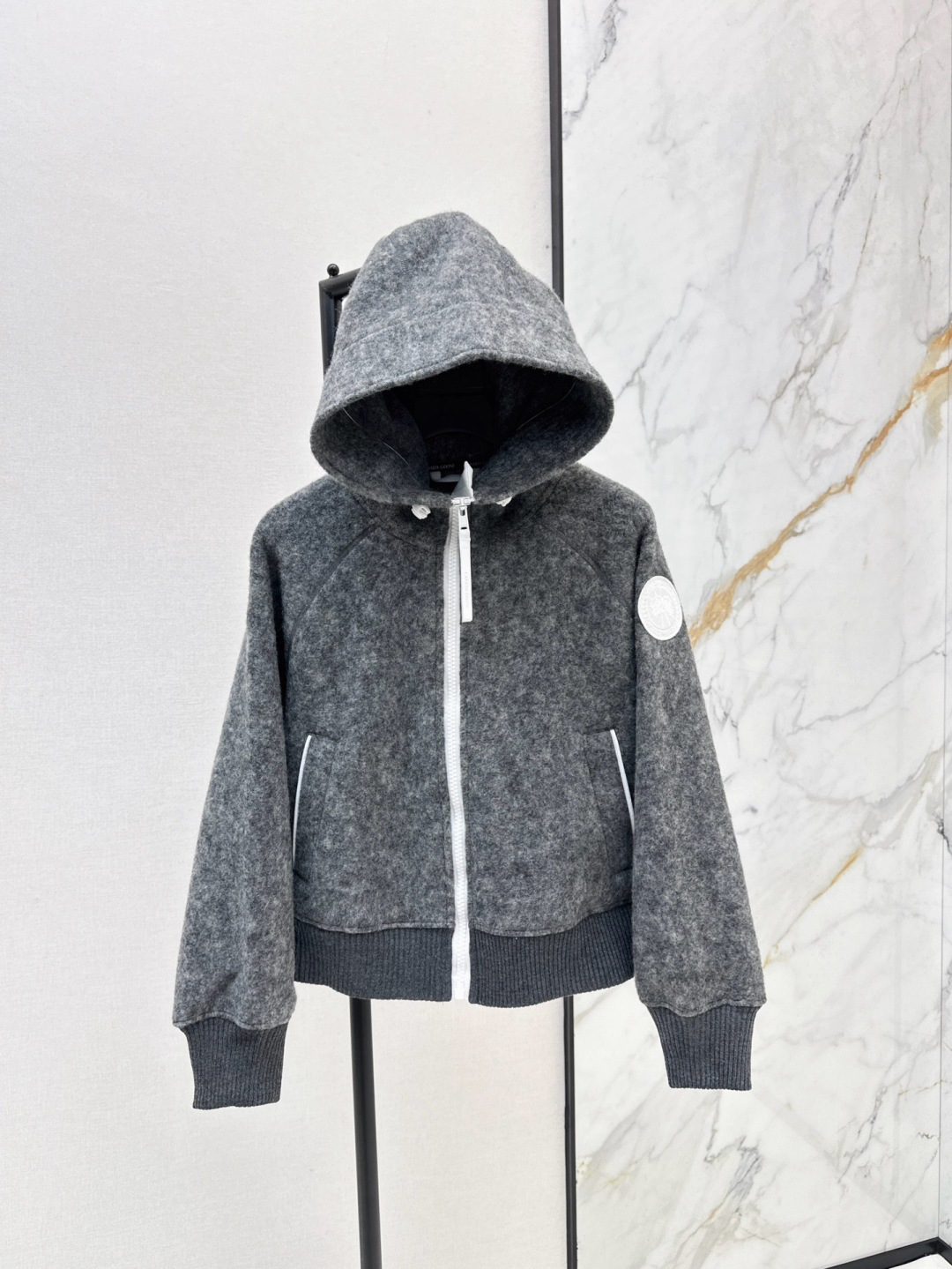 NO:473827,Recommended single models 24Ss————The latest autumn and winter big goose wool wool sport sweatshirt jacket high-end gray super versatile classic stand-alone sweatshirt style custom wool nymph material soft and comfortable, warm and first-class. Classic models are basically essential for wardrobe. The upper body effect is super good. Two colors are available in stock. SML, hoodie, sweatshirts, jackets & coats, alexander wang19860909爆单款推荐 24Ss————秋冬最新款大鹅羊毛尼运动卫衣外套高级灰色系超级百搭 经典立领卫衣版型 定制羊毛尼材质 手感柔软很舒服 保暖也是一流 经典款基本上都是衣柜必备款 上身效果超好 两色现货发售sml,,hoodie,sweatshirts,jackets & coats,alexander wang,Women's clothing