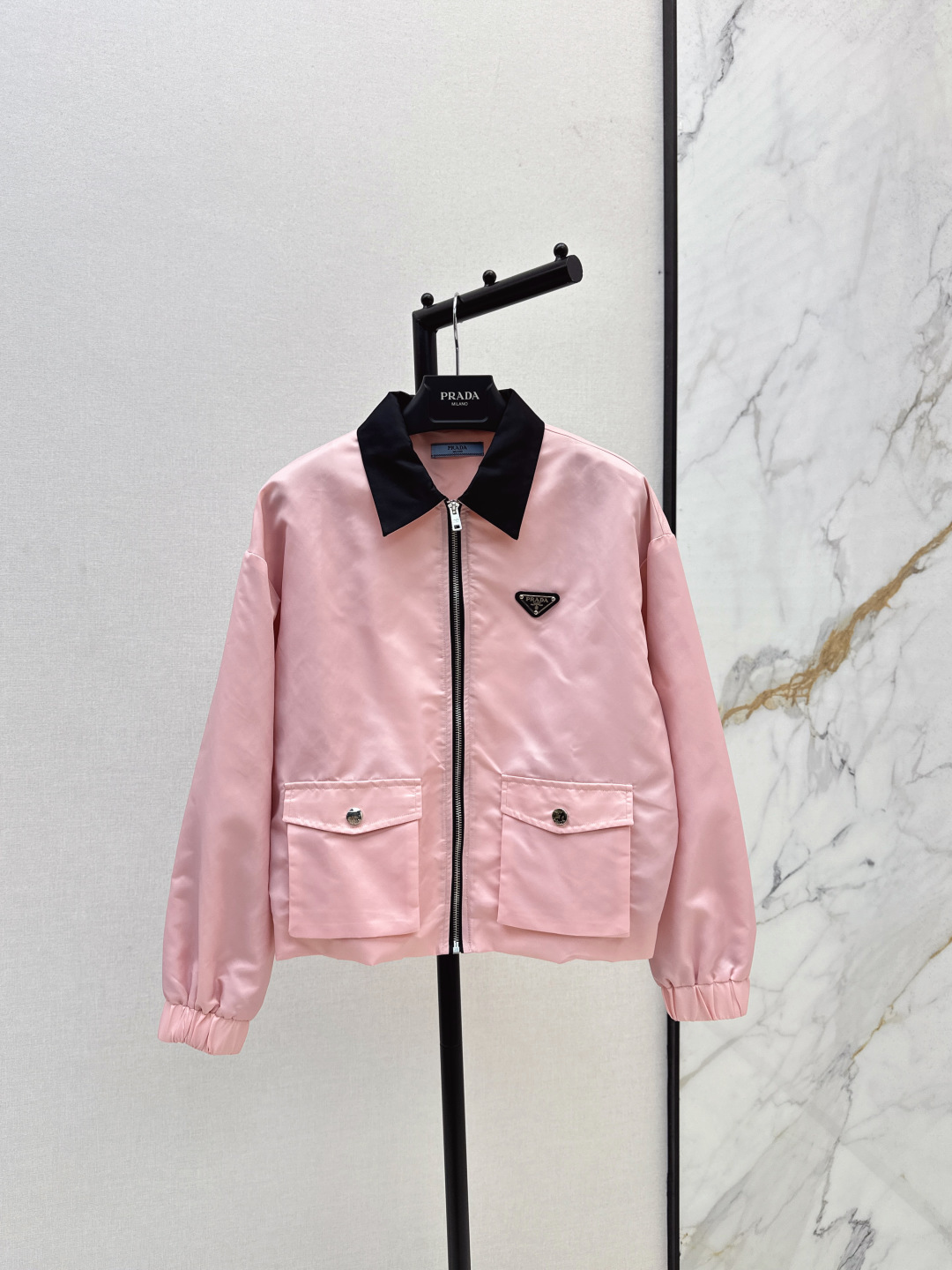 NO:473820,PD 25Ss—————The latest triangular contrasting lapel jacket in early autumn, with details on fashionable basic items on high streets. Daily and classic styles. Very versatile. Super young girl's style is classic inverted triangle logo embellishment. Double pocket zipper design. The upper body is classic and slim and versatile. Cool and fashionable. SMS, Jackets & coats, Jackets & coats, alexander wang.19860909PD 25Ss————早秋最新款三角标撞色翻领夹克外套 高街时髦基础单品上点缀细节 日常又经典的款式 非常百搭 超级青春少女的样式经典倒三角标Logo点缀 双口袋拉链设计 上身经典不挑人显瘦又百搭 酷帅时髦感兼顾 一色现货发售sml,,jackets & coats,jackets & coats,alexander wang,Women's clothing