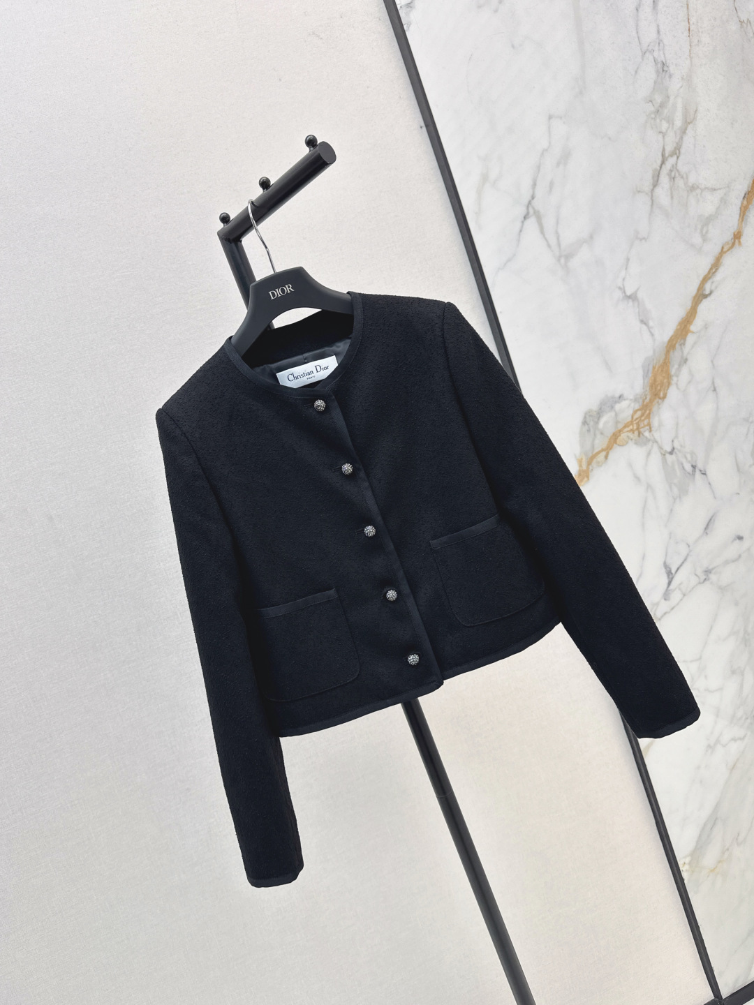 NO:473808,CD 25Ss————The latest round neck straight shoulder suit jacket in autumn and winter custom imported material, obvious texture, shoulder pad suit cut, regular short style, fitting and more body shape, exquisite edge details, simple and atmospheric style, symmetrical pocket decoration front lace rhinestone round buckle logo, low-key luxury, showing elegant temperament, one-color spot on sale sml,, jackets & coats, business suit, alexander wang19860909CD 25Ss————秋冬最新款圆领正肩西装外套定制进口材质 肌理明显 垫肩西服剪裁 正肩常规偏短版型 合身修饰更显身型 精致包边细节 款式简约大气 对称口袋饰以前襟水钻圆扣标识 低调奢华 展现优雅气质 一色现货发售sml,,jackets & coats,business suit,alexander wang,Women's clothing