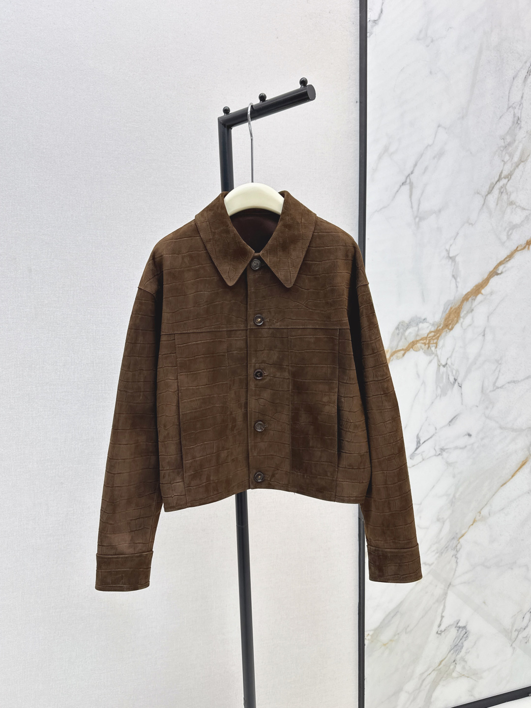 NO:473804,Exclusive first launch with dust bag L family 25Ss————The latest fashion style jacket with the same autumn and winter fashion style exclusive custom crocodile texture suede suede craftsmanship, the real thing looks good and fried~ Super stacking artifact, classic H short style, huge slim upper body, 100% imported suede lambskin, sweet and cool fashionable girl's wardrobe essential temperament items, two colors are on sale in stock, sml, louis vuitton, jackets & coats, jackets & coats, sheepskin, chamois leather, alexander wang19860909配防尘袋独家首发 L家 25Ss————秋冬最新走秀同款时髦精夹克外套独家定制鳄鱼纹理麂皮绒面工艺 实物好看炸～ 超级叠搭神器 经典H短款版型上身巨显瘦 百分百进口麂皮绒小羊皮 甜酷的时髦少女衣橱必备气质单品 两色现货发售sml,,louis vuitton,jackets & coats,jackets & coats,sheepskin,chamois leather,alexander wang,Women's clothing