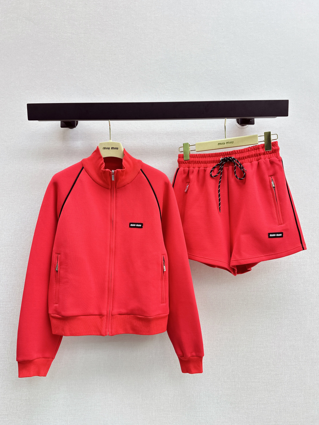 NO:473801,Miu 25Ss———The latest Miu girl-style dressing suit, stand-up collar baseball uniform jacket + elastic waist shorts Customized twill cotton material, crisp and stylish, Zippered open-clad jacket style, vertical lapel design breaks through the conventional jacket style, wears personality and slack, and adds a sense of leisure and sports work clothes. The best choice for daily casual outfits. One set, three colors are available in stock, sml, miumiu, shorts, jackets & coats, alexander wang19860909Miu 25Ss————秋冬最新款缪系少女风穿搭套装立领棒球服外套+松紧腰短裤 定制斜纹棉材质 穿搭挺括有型 拉链开襟外套版型 立翻领设计突破常规外套款式 穿出个性和松弛感 更添运动工装休闲感 日常休闲穿搭的不二之选 一套出 三色现货发售sml,,miumiu,shorts,jackets & coats,alexander wang,Women's clothing