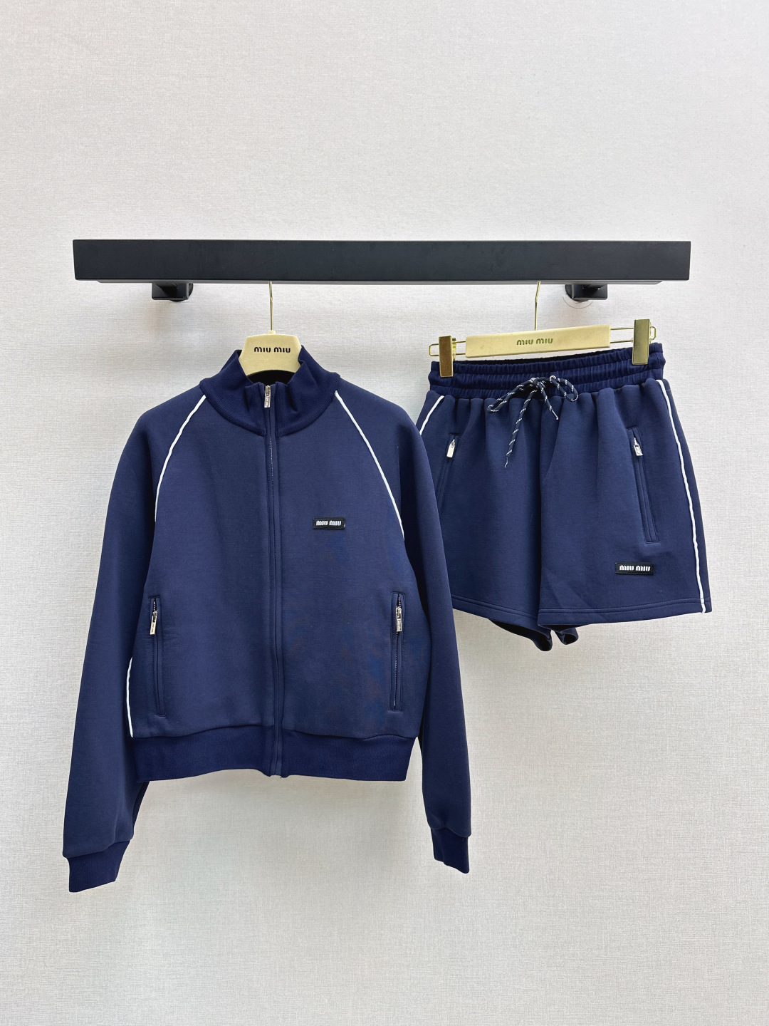 NO:473796,Miu 25Ss———The latest Miu girl-style dressing suit, stand-up collar baseball uniform jacket + elastic waist shorts Customized twill cotton material, crisp and stylish, Zippered open-clad jacket style, vertical lapel design breaks through the conventional jacket style, wears personality and slack, and adds a sense of leisure and sports work clothes. The best choice for daily casual outfits. One set, three colors are available in stock, sml, miumiu, shorts, jackets & coats, alexander wang19860909Miu 25Ss————秋冬最新款缪系少女风穿搭套装立领棒球服外套+松紧腰短裤 定制斜纹棉材质 穿搭挺括有型 拉链开襟外套版型 立翻领设计突破常规外套款式 穿出个性和松弛感 更添运动工装休闲感 日常休闲穿搭的不二之选 一套出 三色现货发售sml,,miumiu,shorts,jackets & coats,alexander wang,Women's clothing