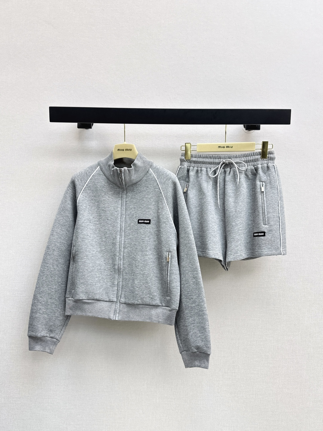 NO:473791,Miu 25Ss———The latest Miu girl-style dressing suit, stand-up collar baseball uniform jacket + elastic waist shorts Customized twill cotton material, crisp and stylish, Zippered open-clad jacket style, vertical lapel design breaks through the conventional jacket style, wears personality and slack, and adds a sense of leisure and sports work clothes. The best choice for daily casual outfits. One set, three colors are available in stock, sml, miumiu, shorts, jackets & coats, alexander wang19860909Miu 25Ss————秋冬最新款缪系少女风穿搭套装立领棒球服外套+松紧腰短裤 定制斜纹棉材质 穿搭挺括有型 拉链开襟外套版型 立翻领设计突破常规外套款式 穿出个性和松弛感 更添运动工装休闲感 日常休闲穿搭的不二之选 一套出 三色现货发售sml,,miumiu,shorts,jackets & coats,alexander wang,Women's clothing