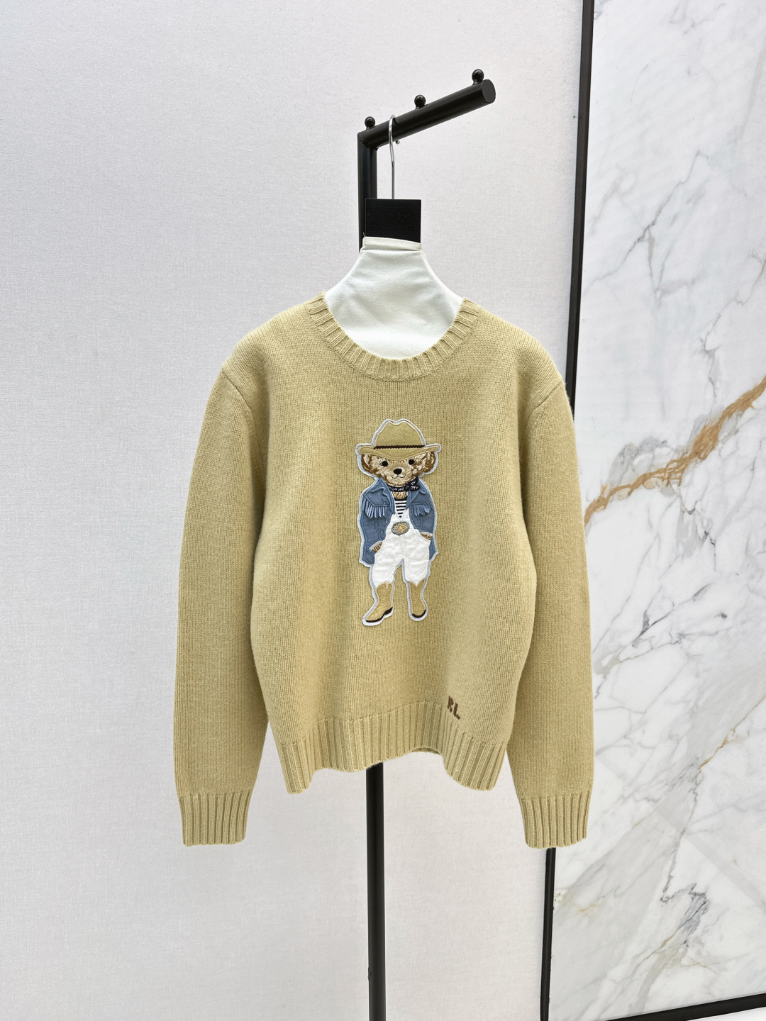 NO:473826,Recommended single models RL 25Ss———The latest casual American style of autumn and winter, wearing leather jackets, must-have quality control, so detailed that the bears have leather jackets and tassels. I know that my imported wool cashmere is soft and glutinous, and the texture is invincible. The inlaid bear three-dimensional embroidery craftsmanship of pure hand-made cross-stitching LP logo, age-reducing girl temperament, fashionable and exquisite, childlike high-end retro and casual style, three-color spot sale sml, loro piano, jackets & coats, sweaters, leather jacket, alexander wang19860909爆单款推荐 RL 25Ss———秋冬最新款休闲美式穿搭穿皮衣外套的小熊毛衣品质控必入 细致到小熊的皮衣流苏都有 认准我家进口羊毛羊绒软软糯糯 质感无敌赞 嵌花小熊立体刺绣工艺 纯手工十字绣法LP标志 减龄少女气质时髦精必入 童趣高级复古随性风 三色现货发售sml,,loro piana,jackets & coats,sweaters,leather jacket,alexander wang,Women's clothing