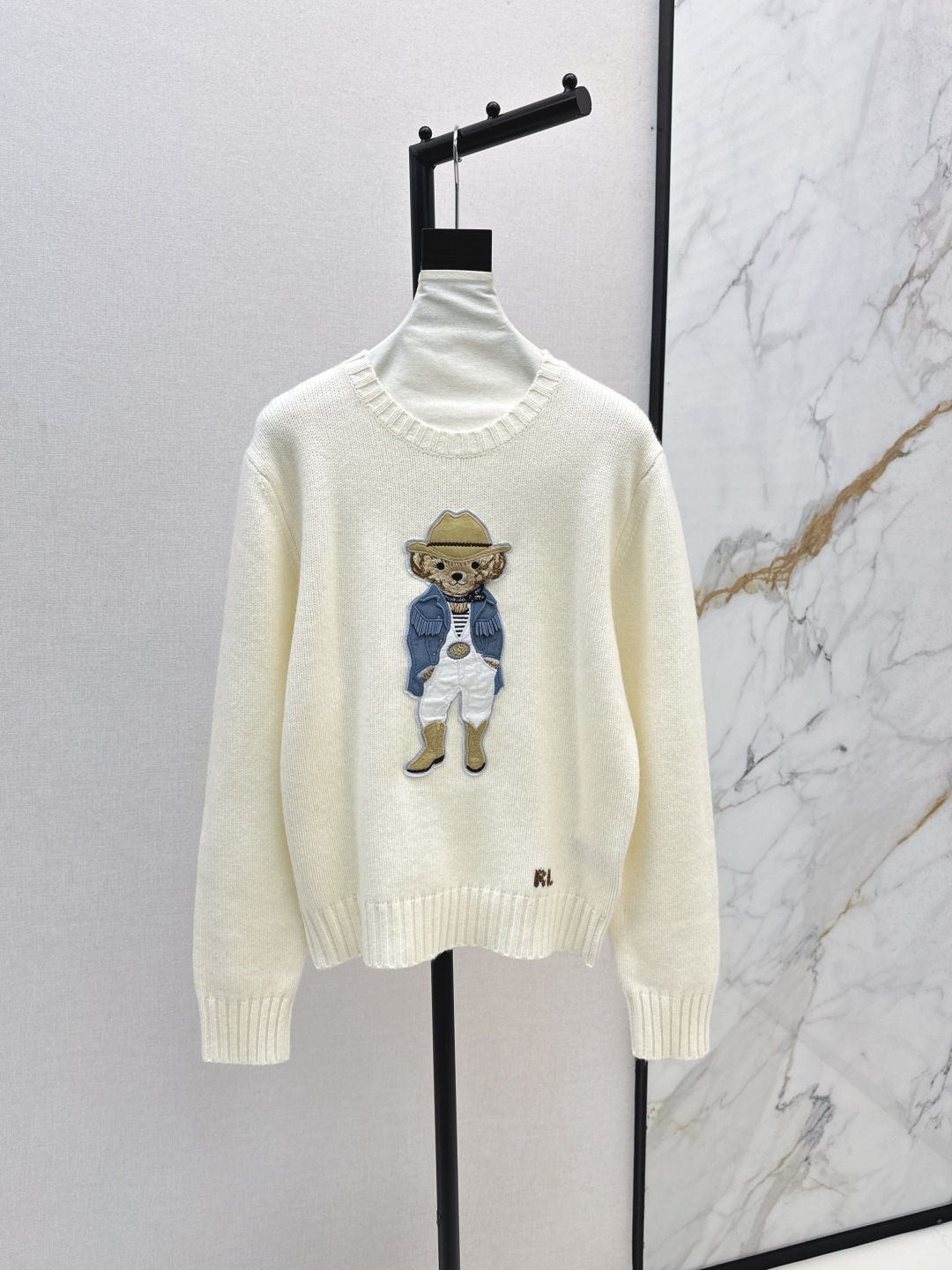 NO:473822,Recommended single models RL 25Ss———The latest casual American style of autumn and winter, wearing leather jackets, must-have quality control, so detailed that the bears have leather jackets and tassels. I know that my imported wool cashmere is soft and glutinous, and the texture is invincible. The inlaid bear three-dimensional embroidery craftsmanship of pure hand-made cross-stitching LP logo, age-reducing girl temperament, fashionable and exquisite, childlike high-end retro and casual style, three-color spot sale sml, loro piano, jackets & coats, sweaters, leather jacket, alexander wang19860909爆单款推荐 RL 25Ss———秋冬最新款休闲美式穿搭穿皮衣外套的小熊毛衣品质控必入 细致到小熊的皮衣流苏都有 认准我家进口羊毛羊绒软软糯糯 质感无敌赞 嵌花小熊立体刺绣工艺 纯手工十字绣法LP标志 减龄少女气质时髦精必入 童趣高级复古随性风 三色现货发售sml,,loro piana,jackets & coats,sweaters,leather jacket,alexander wang,Women's clothing