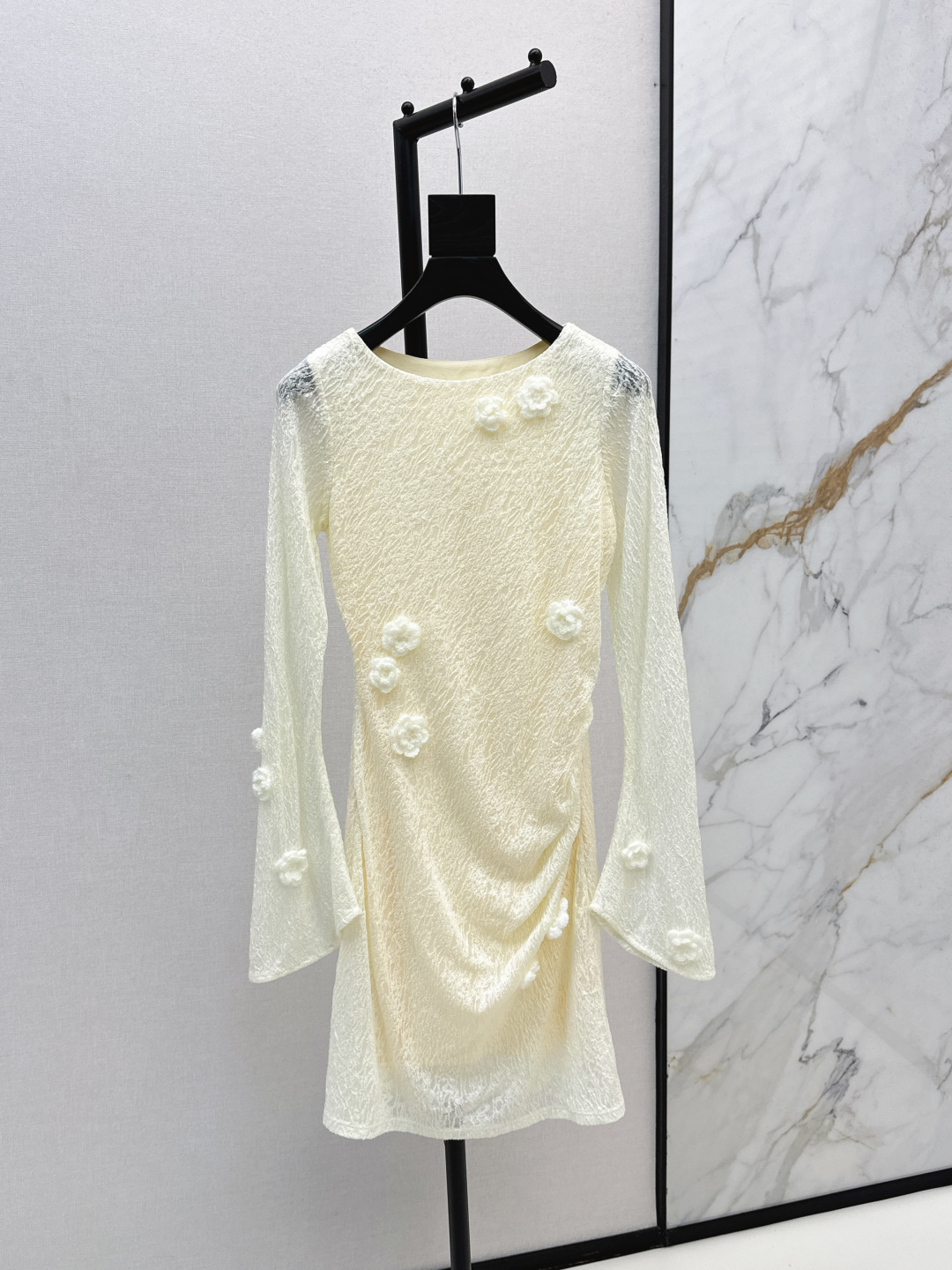 NO:473818,VLTN 25Ss———The latest French sweet style three-dimensional flower lace slim dress in autumn and winter. It has an elegant and retro temperament. It is very gentle. The fabric is heavy industry nailed lace. The craftsmanship is so exquisite that it screams. It is full of feminine. The solid color is simple and easy to wear. It is suitable for daily commuting. It is also suitable for vacation. It is highly recommended to keep it. Two colors are available for sale in stock. SML, skirts, alexander wang.19860909VLTN 25Ss————秋冬最新款法式甜美风立体花朵蕾丝修身连衣裙 一整个优雅和复古的气质感 非常温柔 面料是重工钉花蕾丝 工艺精致到尖叫 女人味十足 纯色简洁好穿 通勤日常皆可 度假也很适合 强烈推荐自留款 两色现货发售sml,,skirts,alexander wang,Women's clothing