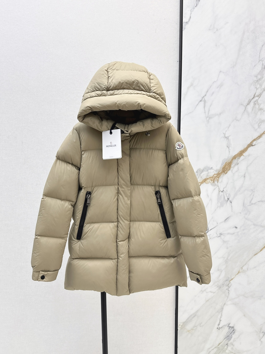 NO:473814,With dust bag Mc 25Ss———The latest autumn and winter logo decorative hooded mid-length down jacket, classic micro A mid-length style, full score for appearance rate and wear rate, super good looking, imported 90 white goose down velvet in national standard, good warmth, warmth and bloated, YB hardware accessories sleeve logo sign, details are very good, recommended, three colors are available in stock 0/1/2/3,, down jacket, hats, alexander wang19860909配防尘袋Mc 25Ss———秋冬最新款logo标装饰连帽中长款羽绒服 经典微A中长款版型 出镜率和实穿率满分 超级好看 国标进口90白鹅绒填充 保暖度很好 保暖拒绝臃肿 YB五金配件袖子logo标牌 细节就很加分 推荐 三色现货发售0/1/2/3,,down jacket,hats,alexander wang,Women's clothing