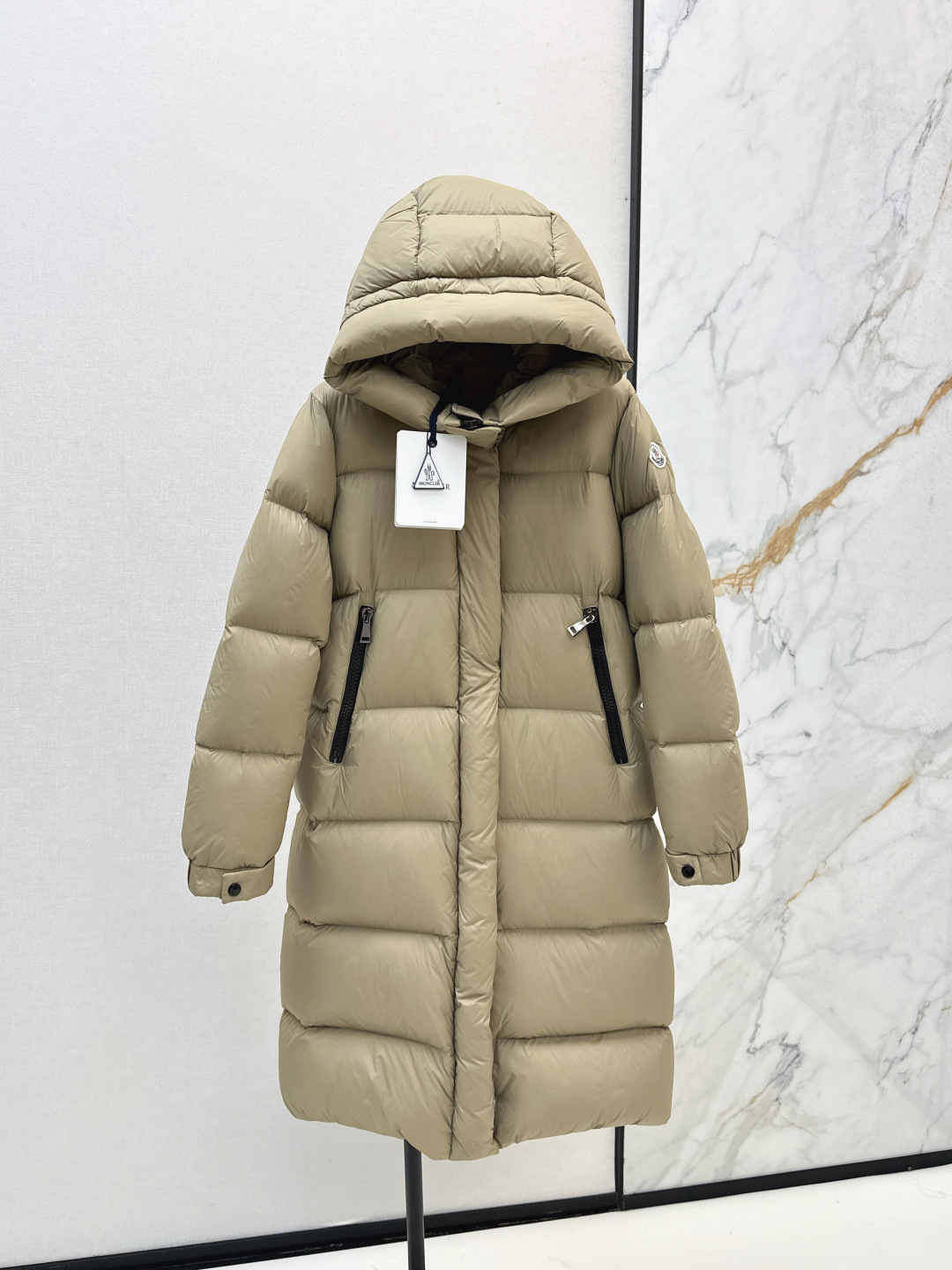 NO:473810,With dust bag Mc 25Ss———The latest logo decorative hooded long down jacket in autumn and winter. Classic micro A long knee-length style. Full score for appearance and wear rate. Super good looking. Imported 90 white goose down velvet in national standard. Warmness is very good. Warmness is very strong. YB hardware accessories + sleeve logo sign. Details are very good. Recommended. Three colors are available in stock. 0/1/2/3, down jacket, hats, alexander wang.19860909配防尘袋Mc 25Ss———秋冬最新款logo标装饰连帽长款羽绒服 经典微A长款过膝版型 出镜率和实穿率满分 超级好看 国标进口90白鹅绒填充 保暖度很好 保暖拒绝臃肿 YB五金配件+袖子logo标牌 细节就很加分 推荐 三色现货发售0/1/2/3,,down jacket,hats,alexander wang,Women's clothing