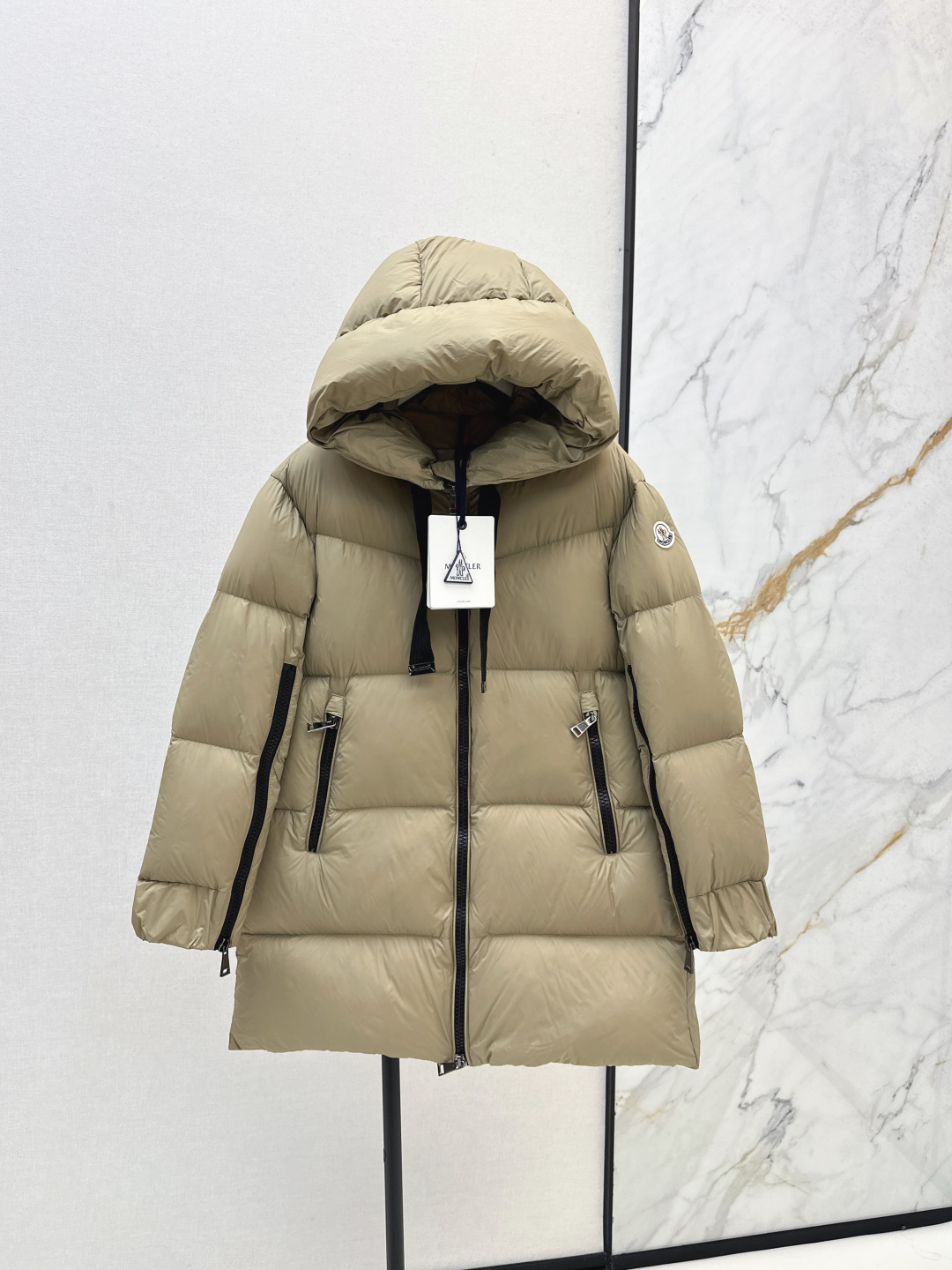 NO:473806,With dust bag Mc 25Ss———The latest sleeve side zipper design hooded mid-length down jacket in autumn and winter. Classic Micro A mid-length style. Full score for appearance and wear rate. Super good looking. 90 white goose down in national standard. Very warm. Warmness is very good. YB hardware accessories + sleeve logo sign. Details are very good. Recommended. Three colors are available in stock. 0/1/2/3,, down jacket, hats, alexander wang.19860909配防尘袋Mc 25Ss———秋冬最新款袖子侧拉链设计连帽中长款羽绒服 经典微A中长款版型 出镜率和实穿率满分 超级好看 国标进口90白鹅绒填充 保暖度很好 保暖拒绝臃肿 YB五金配件+袖子logo标牌 细节就很加分 推荐 三色现货发售0/1/2/3,,down jacket,hats,alexander wang,Women's clothing