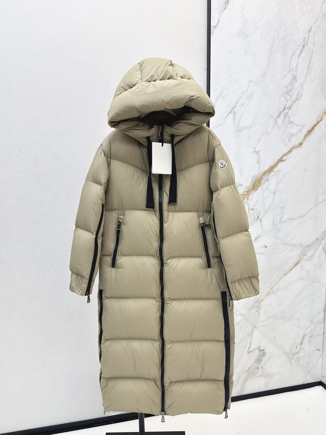 NO:473803,With dust bag Mc 25Ss———The latest style of autumn and winter double-sided zipper design hooded long knee down jacket with classic micro A long knee style, full score for appearance rate and wear rate, super good looking, imported 90 white goose down velvet in national standard, good warmth, warmth and bloated, YB hardware accessories + sleeve logo sign, details are very good, recommended, three colors are available in stock 0/1/2/3,, down jacket, hats, alexander wang19860909配防尘袋Mc 25Ss———秋冬最新款下摆双侧拉链设计连帽长款过膝羽绒服 经典微A长款过膝版型 出镜率和实穿率满分 超级好看 国标进口90白鹅绒填充 保暖度很好 保暖拒绝臃肿 YB五金配件+袖子logo标牌 细节就很加分 推荐 三色现货发售0/1/2/3,,down jacket,hats,alexander wang,Women's clothing