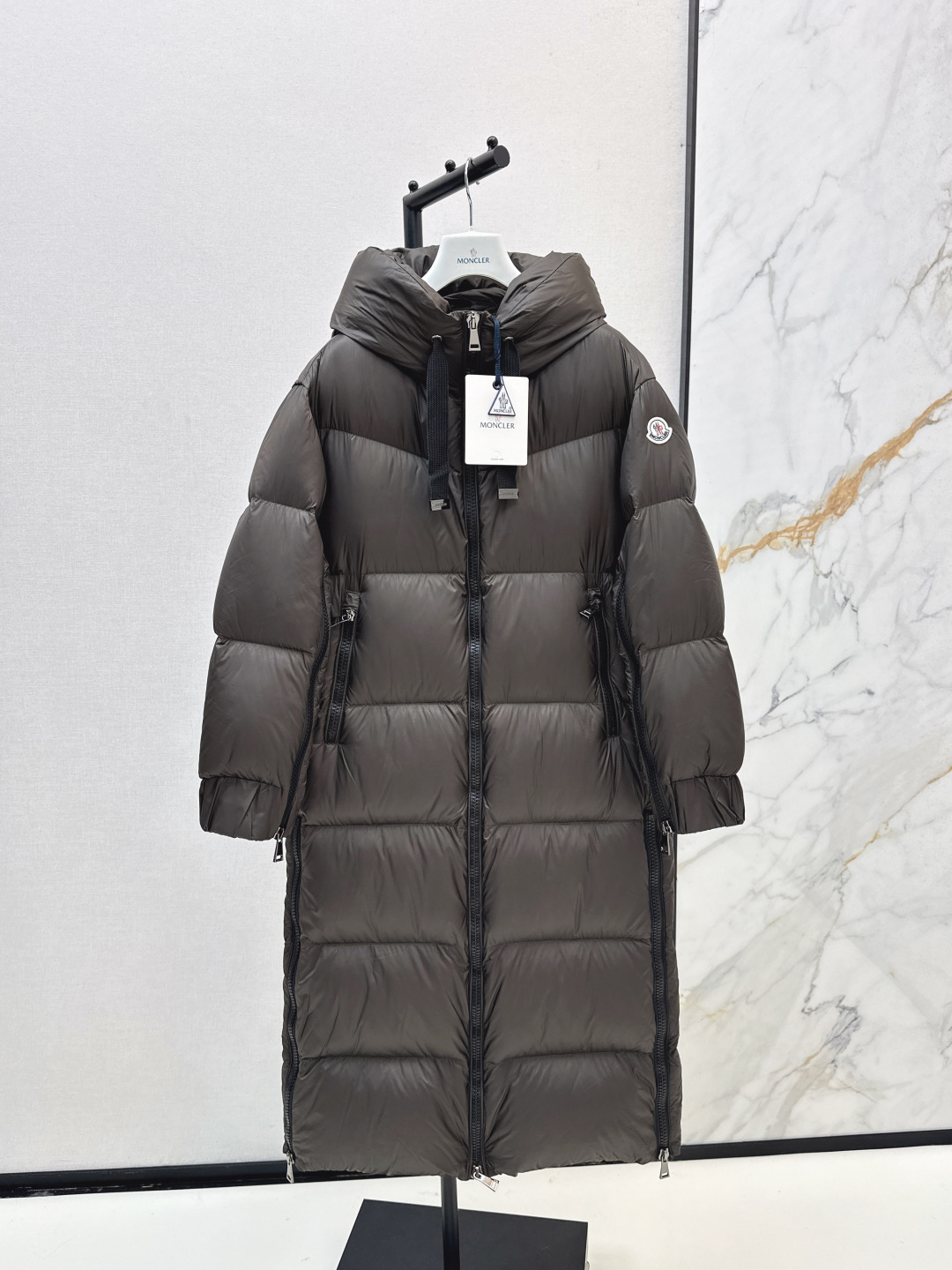 NO:473800,With dust bag Mc 25Ss———The latest style of autumn and winter double-sided zipper design hooded long knee down jacket with classic micro A long knee style, full score for appearance rate and wear rate, super good looking, imported 90 white goose down velvet in national standard, good warmth, warmth and bloated, YB hardware accessories + sleeve logo sign, details are very good, recommended, three colors are available in stock 0/1/2/3,, down jacket, hats, alexander wang19860909配防尘袋Mc 25Ss———秋冬最新款下摆双侧拉链设计连帽长款过膝羽绒服 经典微A长款过膝版型 出镜率和实穿率满分 超级好看 国标进口90白鹅绒填充 保暖度很好 保暖拒绝臃肿 YB五金配件+袖子logo标牌 细节就很加分 推荐 三色现货发售0/1/2/3,,down jacket,hats,alexander wang,Women's clothing