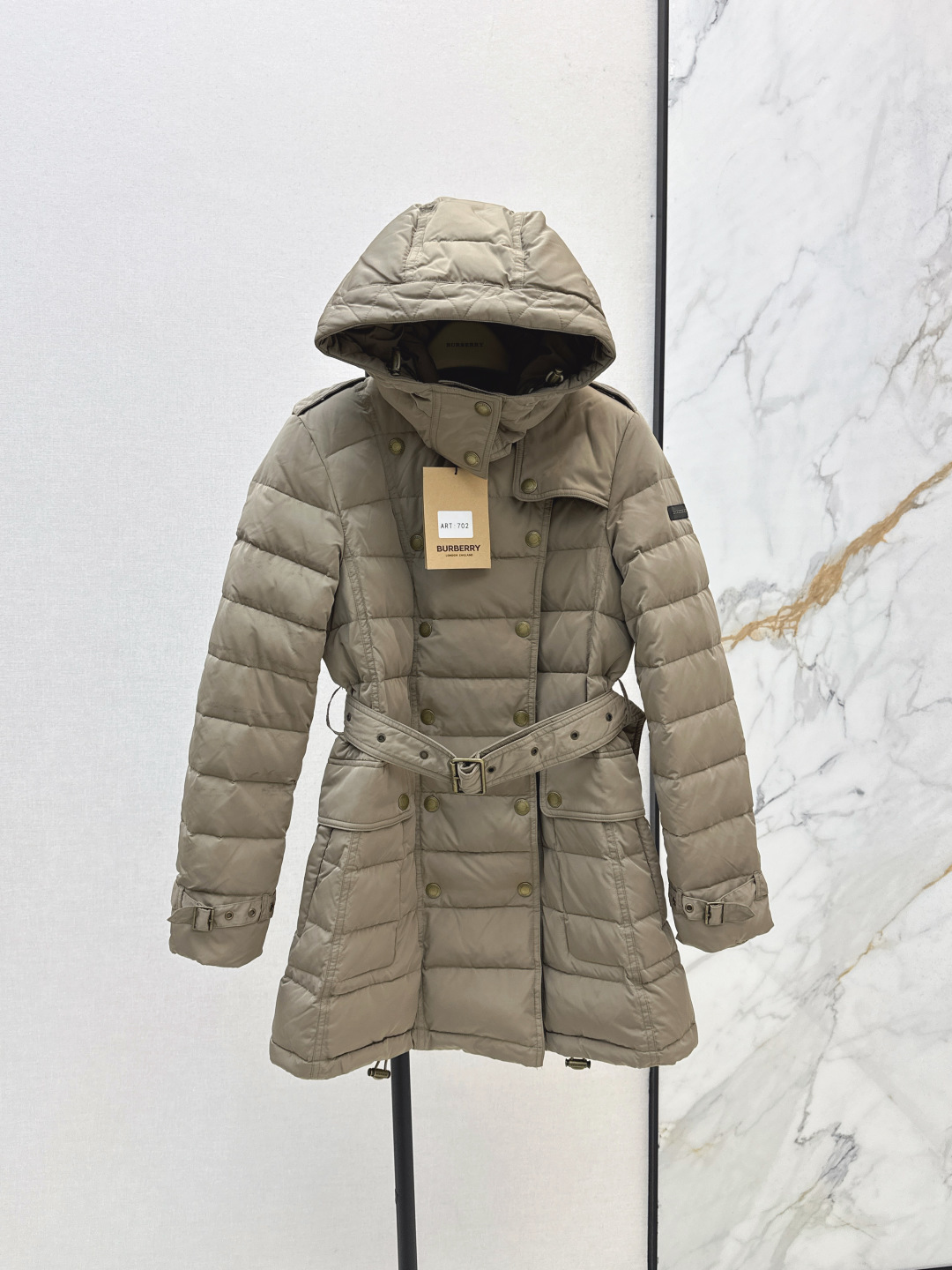 NO:473795,With dust bag Bur 25Ss———New autumn and winter double-breasted belt waist hooded down jacket coat, imported sewing freeze, high wearability, classic style that counters are always popular every year, easy to hold various combinations, revealing the retro British style and showing strong visual effects, creating a three-dimensional and crisp style, showing the neat side of women, imported heavyweight 90 white goose down filling, light, comfortable and warm, and excellent materialistic feeling. Original hardware accessories Recommended Two colors for sale in stock smlxl,,burberry, jackets & coats,down jacket,hats,alexander wang19860909配防尘袋Bur 25Ss———秋冬新款双排扣腰带束腰连帽羽绒服外套 采用进口车缝定格 实穿性很高 专柜每年必火的经典款 轻松hold各种搭配 流露着英伦复古风 同时又展现出强烈的视觉效果 打造立体挺括的版型 穿着尽显女性利落的一面 进口重磅90白鹅绒填充 轻盈舒适又保暖 实物质感超级赞 原版五金配件 推荐 两色现货发售smlxl,,burberry,jackets & coats,down jacket,hats,alexander wang,Women's clothing