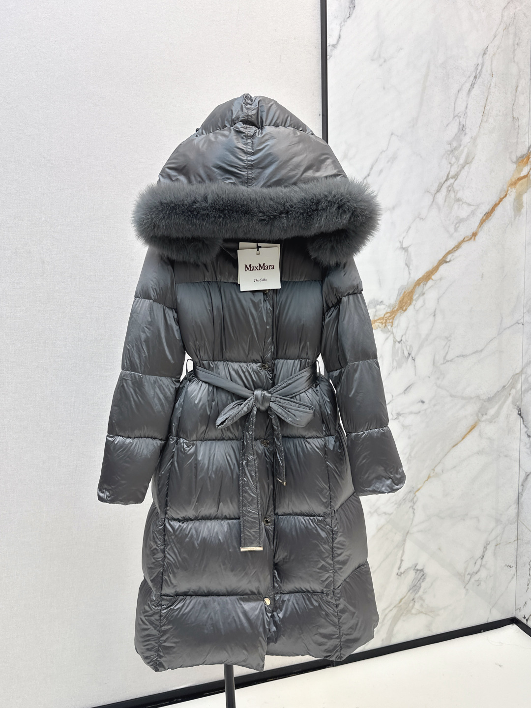 NO:473790,With dust bag Max 25Ss———The latest autumn and winter super large fur collar strap waist long hooded down jacket. Classic waist strap waist long hooded style. The upper body is super slim. Original open-model triangle decoration. Clean and neat tailoring style. The upper body is versatile and fashionable and handsome. National Standard 90 imported white goose down filling. Warm and refuse to be bloated. Extra large fox fur collar decoration. Luxury sense UPUP!  !  The upper body is so beautiful that I have no friends. Original hardware accessories. Recommended. Three colors are available in stock. 38/40/42/44, down jacket, hats, alexander wang19860909配防尘袋Max 25Ss———秋冬最新款超大毛领绑带束腰长款连帽羽绒服 经典腰部系带收腰长款版型 上身超显瘦 原版开模三角标装饰 干净利落剪裁版型 上身百搭时髦又帅气 国标90进口白鹅绒填充 保暖拒绝臃肿 超大狐狸毛领装饰 奢华感UPUP！！上身美到没朋友 原版五金配件 推荐 三色现货发售38/40/42/44,,down jacket,hats,alexander wang,Women's clothing