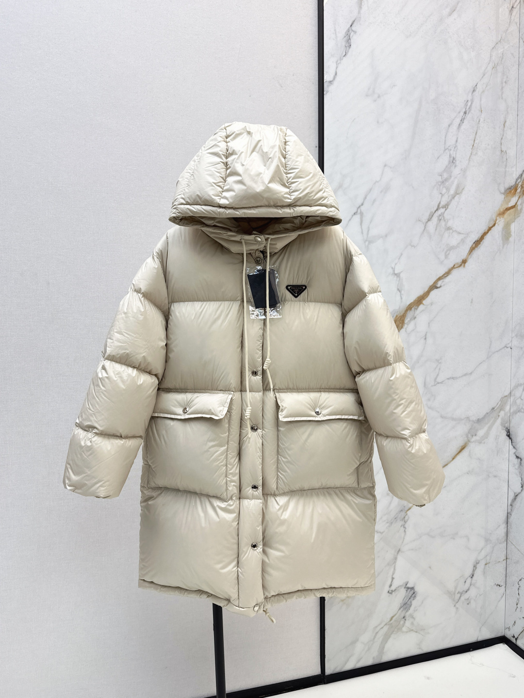 NO:473786,With dust bag PD 25Ss———The latest hooded long bread jacket with autumn and winter, classic H straight long style, super slim upper body, original mold opening triangle logo decoration, clean and neat tailoring style, versatile and fashionable and handsome, national standard 90 imported white goose down filling, warm and refuse to be bloated, upper body is so beautiful that it has no friends, original hardware accessories, original mark original label, recommended, three colors are available in stock 38/40/42/44,, down jacket, hats, alexander wang19860909配防尘袋PD 25Ss———秋冬最新款连帽长款面包服羽绒服 经典H直筒长款版型 上身超显瘦 原版开模三角标装饰 干净利落剪裁版型 上身百搭时髦又帅气 国标90进口白鹅绒填充 保暖拒绝臃肿 上身美到没朋友 原版五金配件 原唛原标 推荐 三色现货发售38/40/42/44,,down jacket,hats,alexander wang,Women's clothing