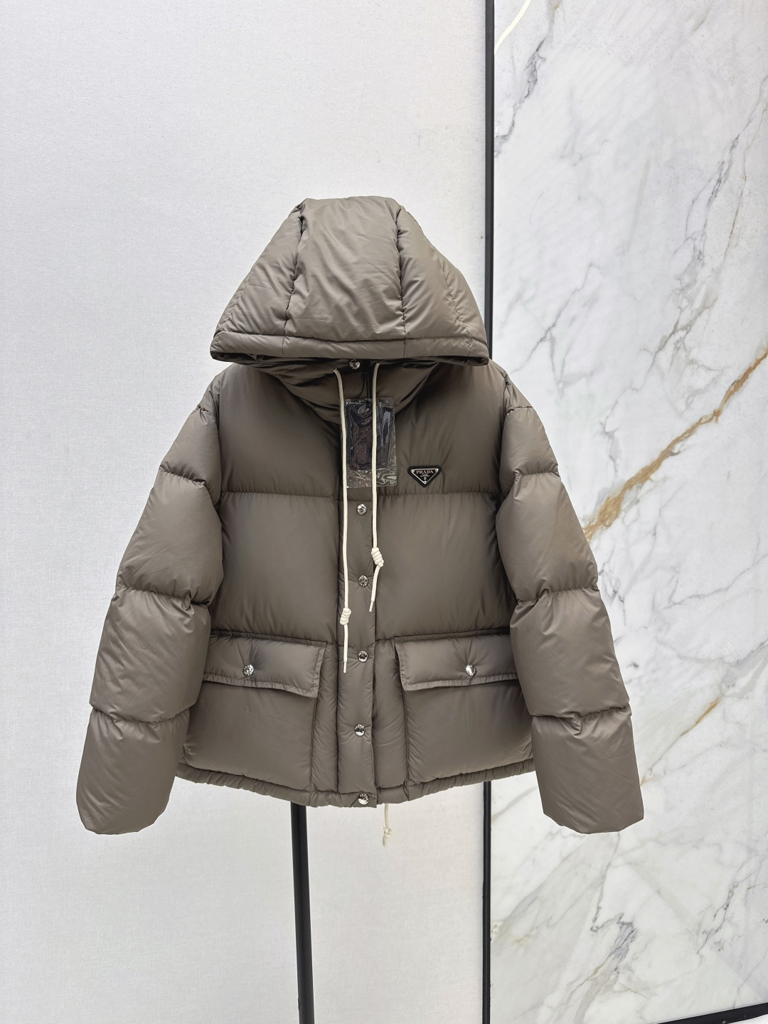 NO:473774,With dust bag PD 25Ss———The latest hooded short bread jacket down jacket in autumn and winter, classic short loose H-style, super slim upper body, original mold opening triangle decoration, clean and neat tailoring, top body versatile and fashionable and handsome, national standard 90 imported white goose down filling, warm and refuse to be bloated, upper body is so beautiful that it has no friends, original hardware accessories, original mark original mark, recommended, three colors are available in stock 38/40/42/44,, down jacket, hats, alexander wang19860909配防尘袋PD 25Ss———秋冬最新款连帽短款面包服羽绒服 经典短款宽松H版型 上身超显瘦 原版开模三角标装饰 干净利落剪裁版型 上身百搭时髦又帅气 国标90进口白鹅绒填充 保暖拒绝臃肿 上身美到没朋友 原版五金配件 原唛原标 推荐 三色现货发售38/40/42/44,,down jacket,hats,alexander wang,Women's clothing