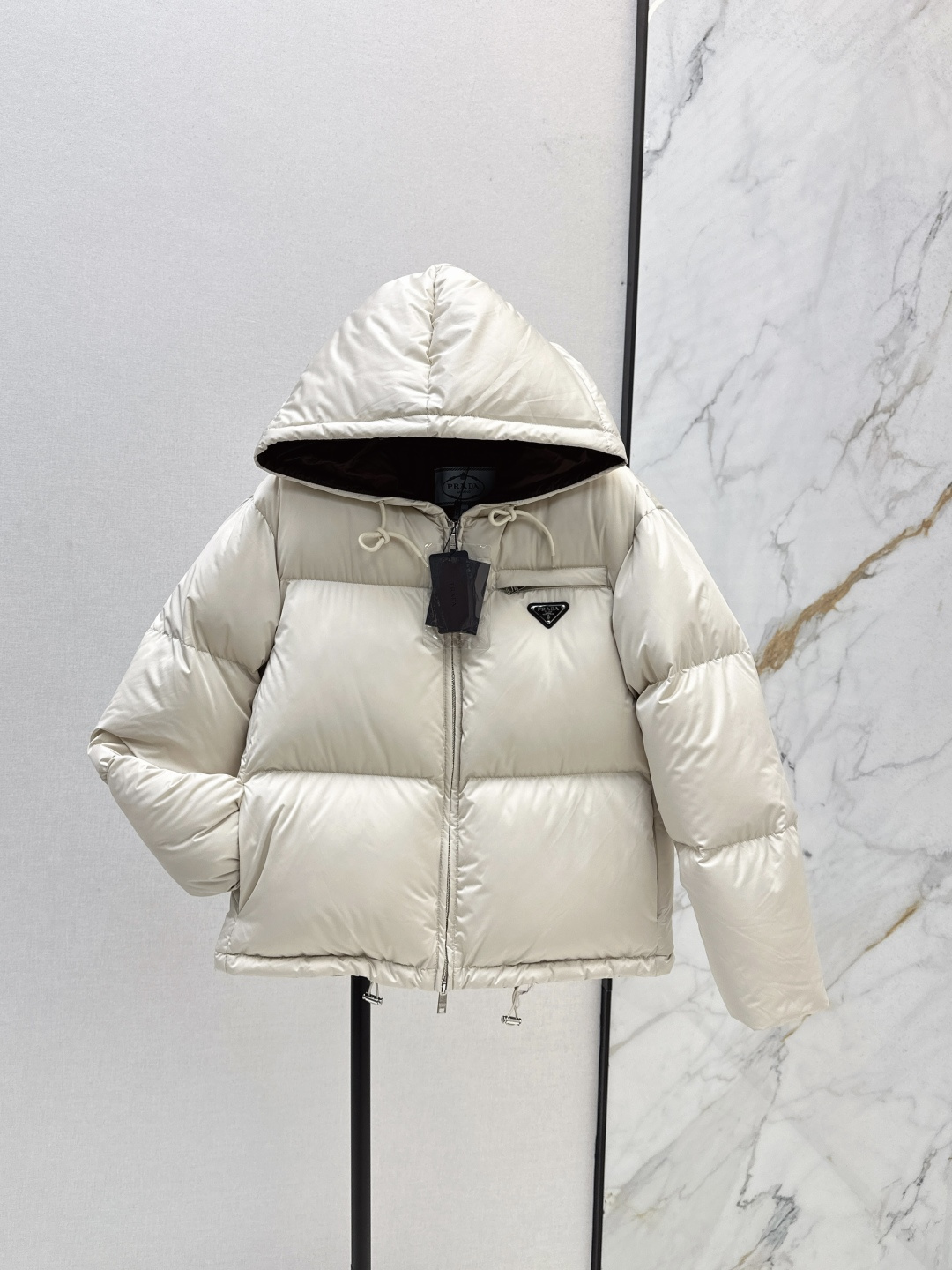 NO:473768,With dust bag PD 25Ss - New autumn and winter triangle decoration short hooded down jacket jacket three-dimensional tailoring H style classic fashionable and handsome original logo letter logo triangle decoration national standard imported 90 white goose down filling yb custom recycled nylon fabric patchwork brown red lining design upper body age reduction effect YB hardware accessories very extra points Recommended Three colors on sale in stock 38/40/42/44,,jackets & coats,down jacket,hats,alexander wang19860909配防尘袋PD 25Ss——秋冬新款三角标装饰短款连帽羽绒服外套立体剪裁H版型经典时髦又帅气 原版徽标字母logo三角标装饰 国标进口90白鹅绒填充 yb定制再生尼龙面料拼棕红色内衬设计 上身减龄效果 YB五金配件 细节很加分 推荐 三色现货发售38/40/42/44,,jackets & coats,down jacket,hats,alexander wang,Women's clothing